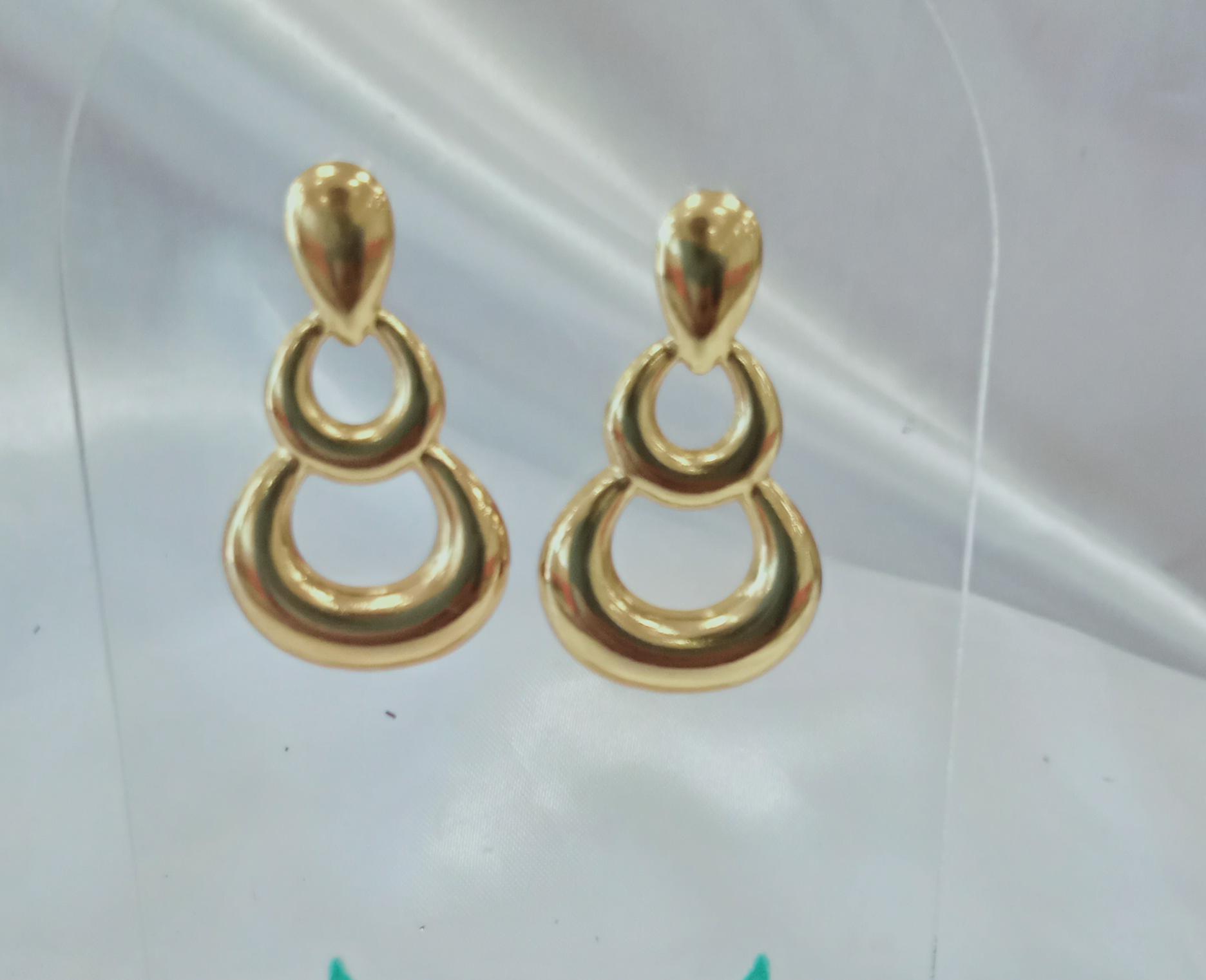 Aretes dorados de circulos 