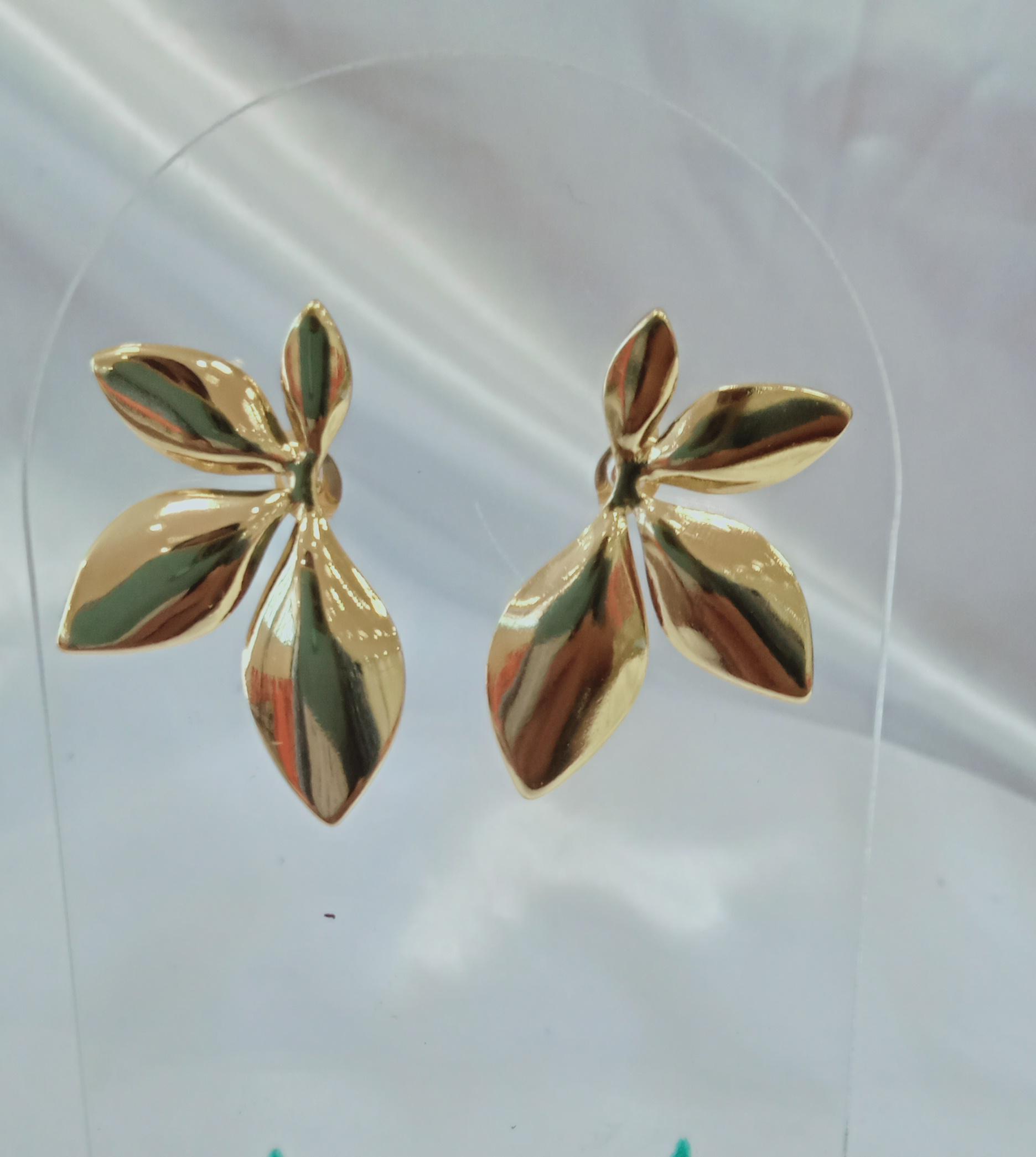 Aretes  Dorados de media hoja 