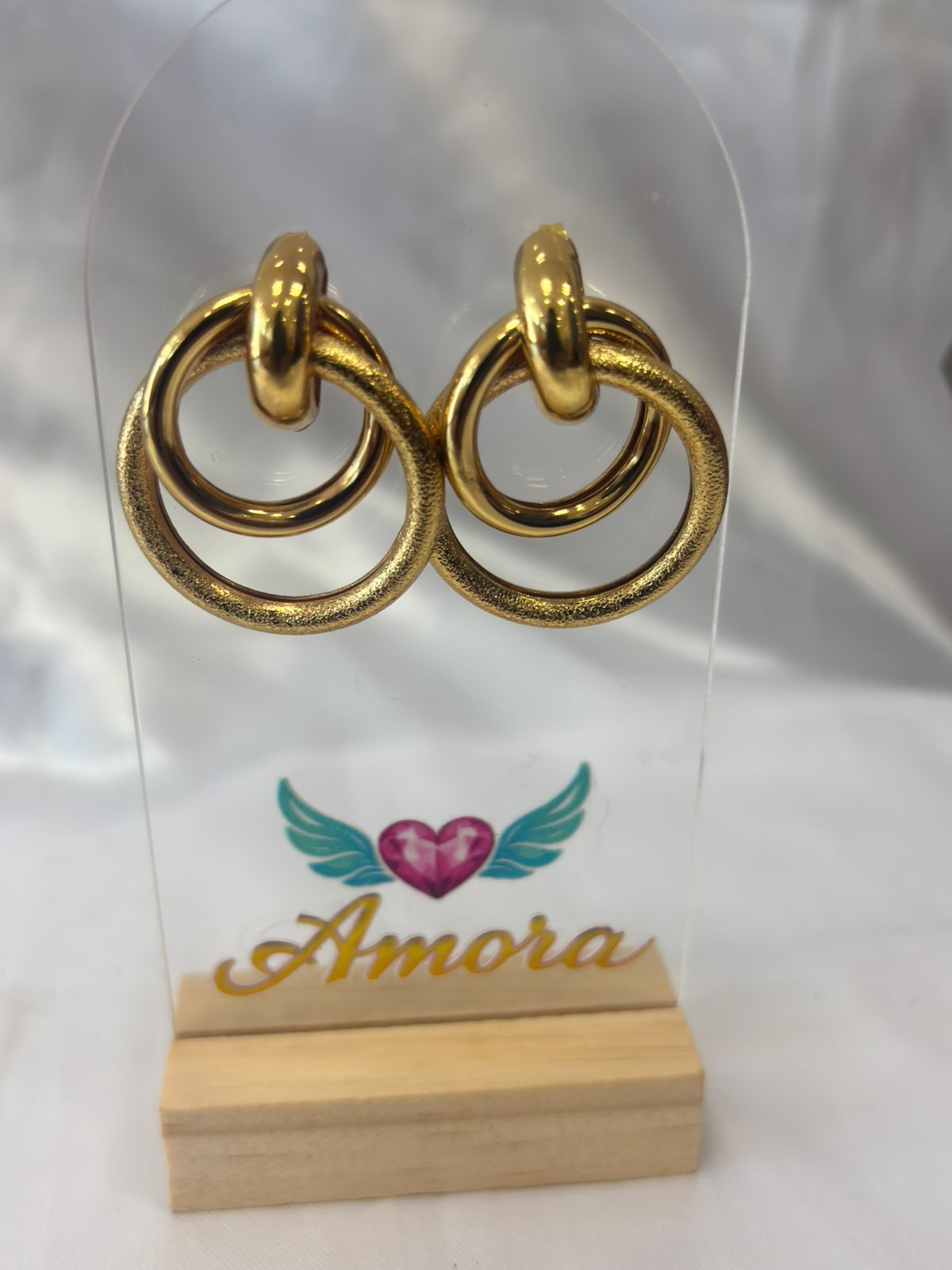 Aretes dorados medianos de circulos