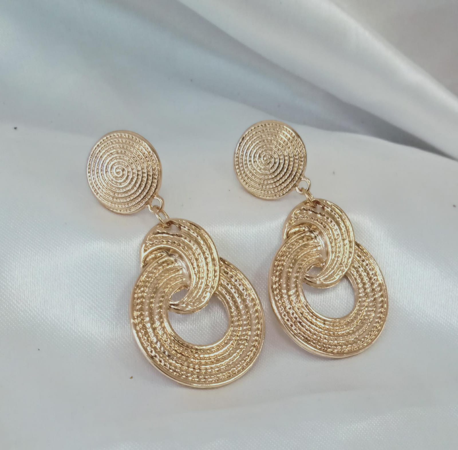 Aretes dorados elegantes