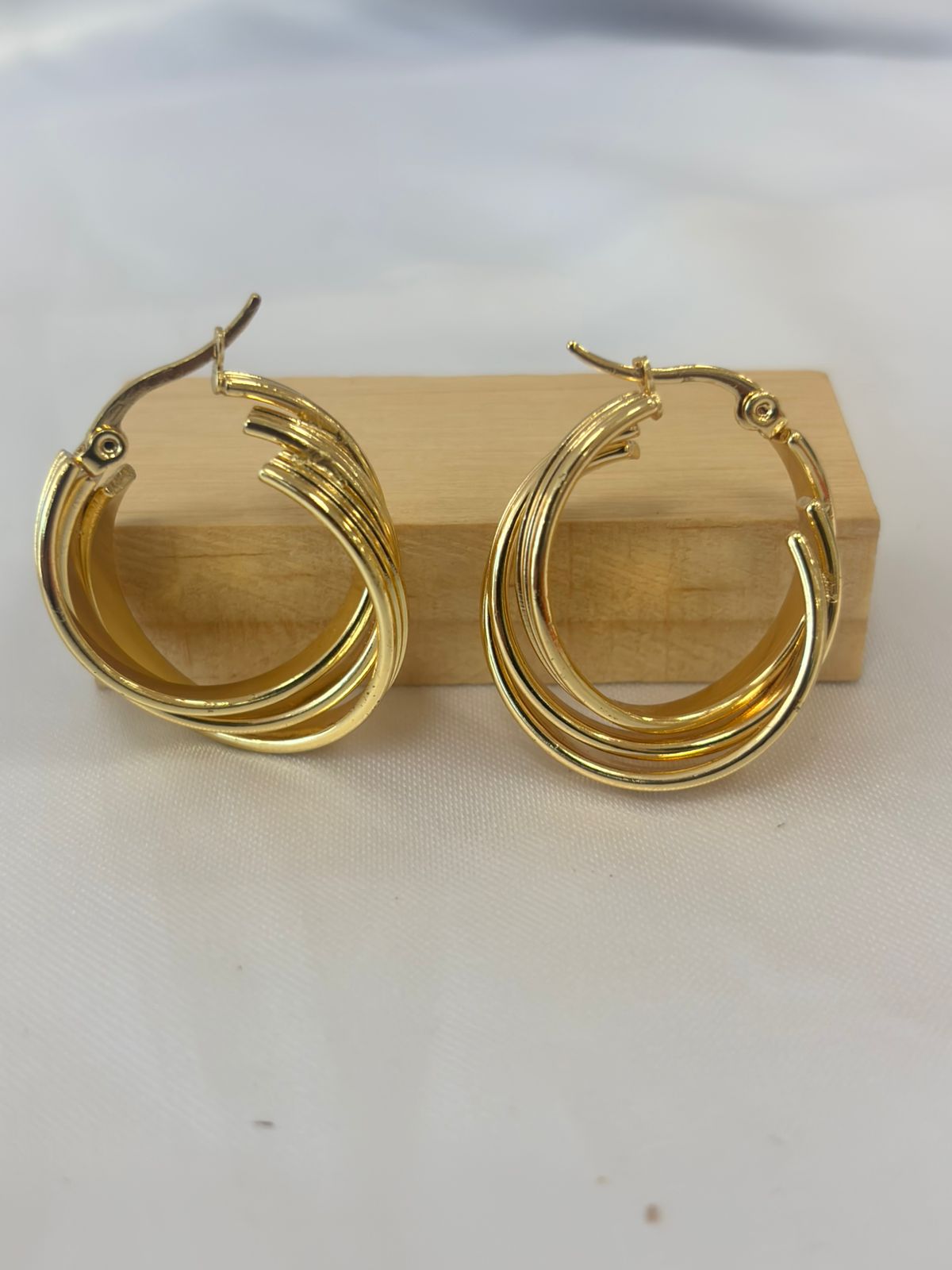 Arracadas doradas de aros superpuestos