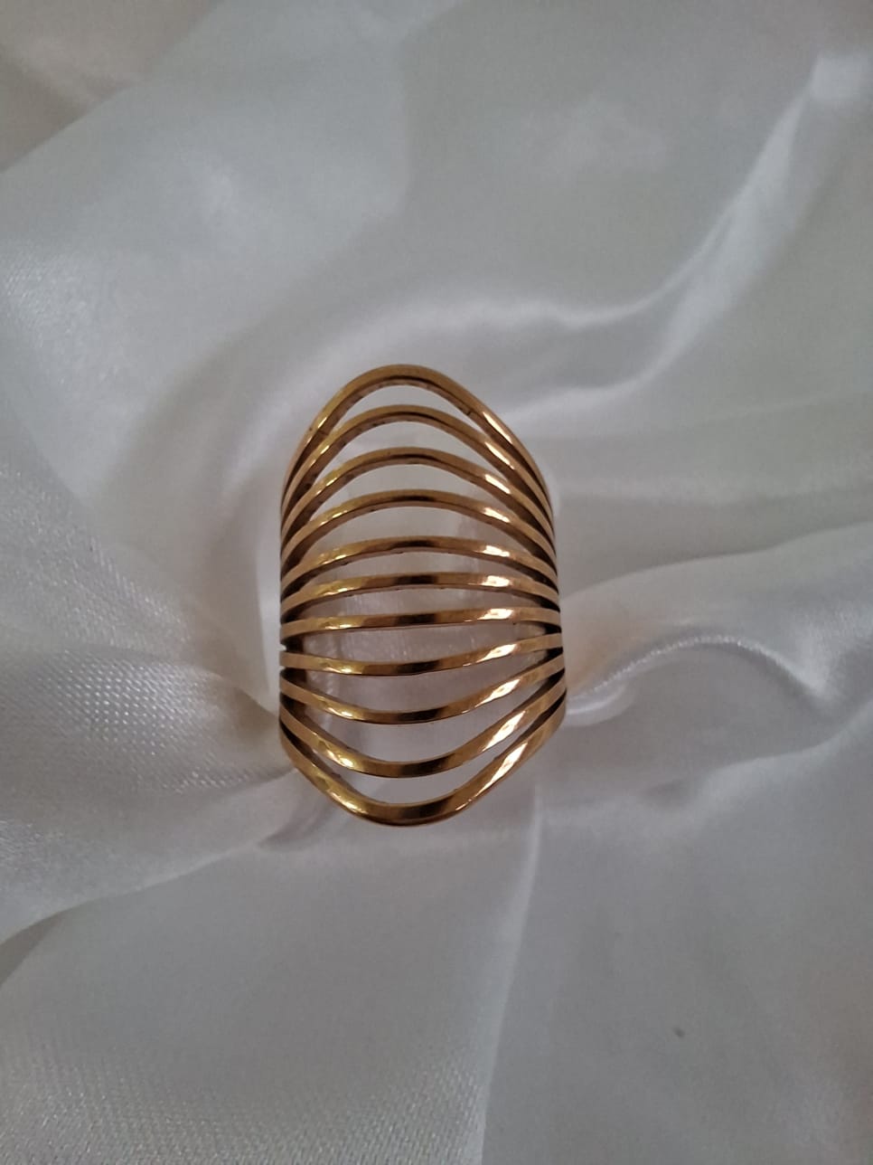 Anillo dorado de líneas