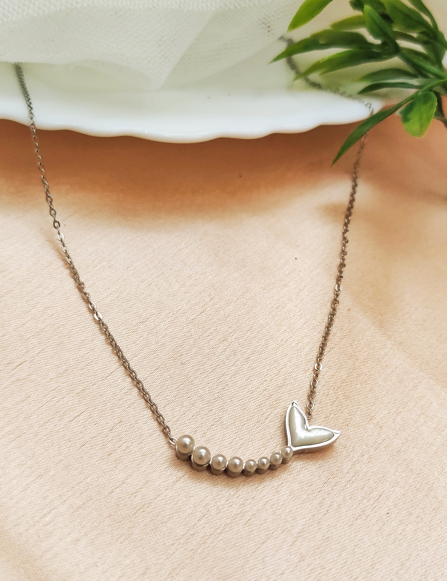 Elegant Silver Fish Tail Pendant Necklace