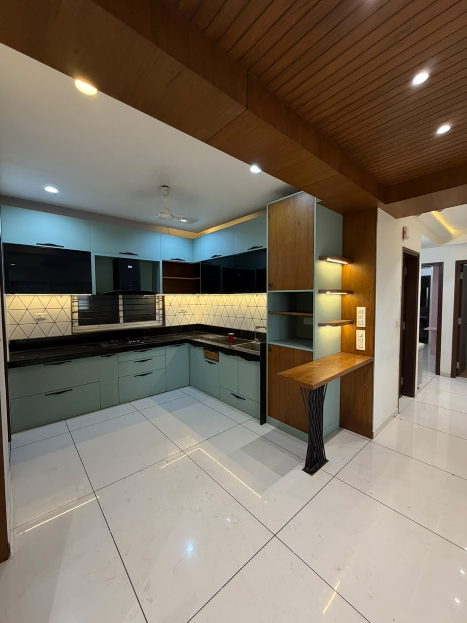 🏡 Premium 3 BHK Semi-Furnished Flat for Rent in New Alkapuri, Vadodara