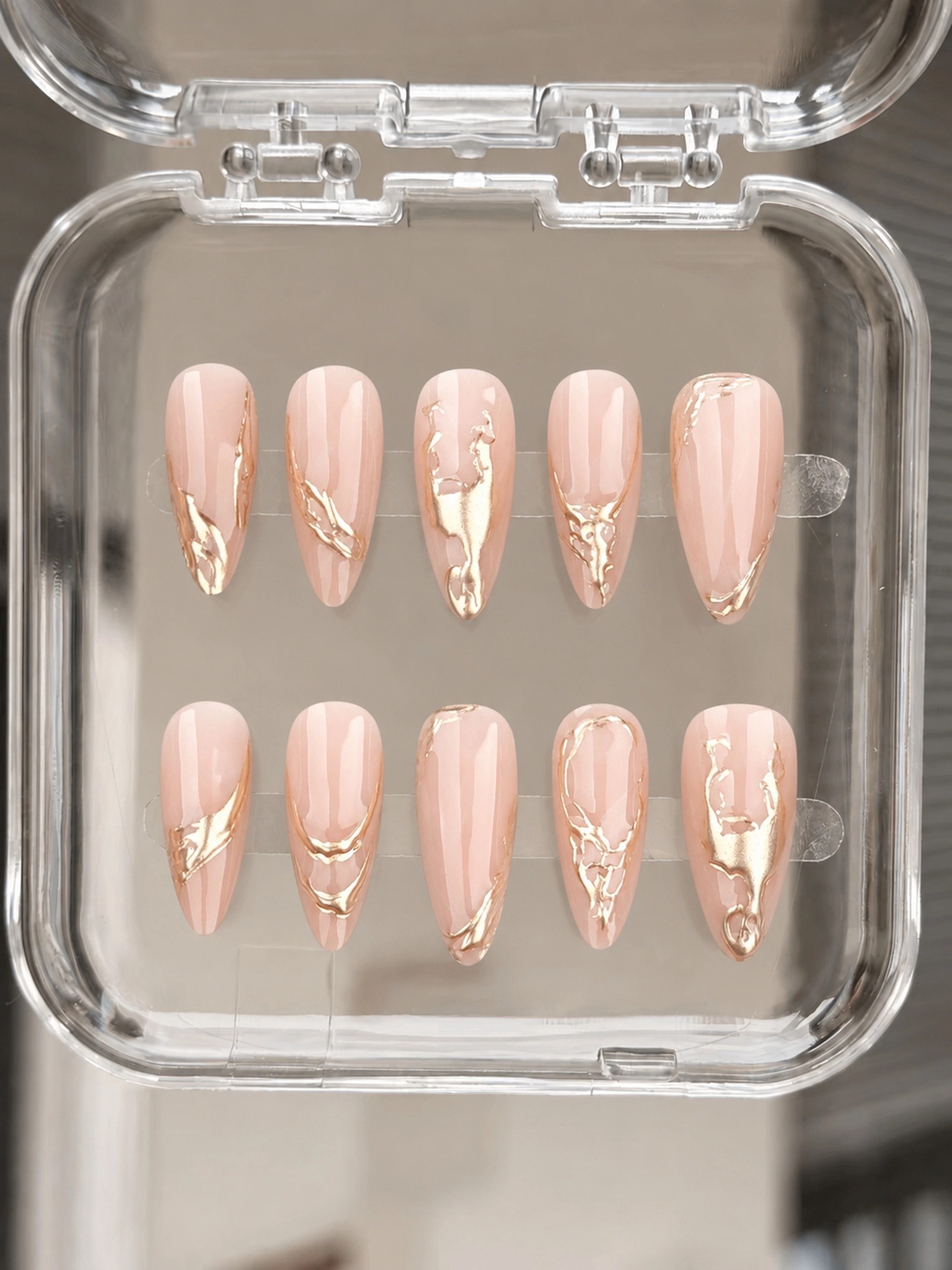 Unghie Finte Rosa con Dettagli Oro