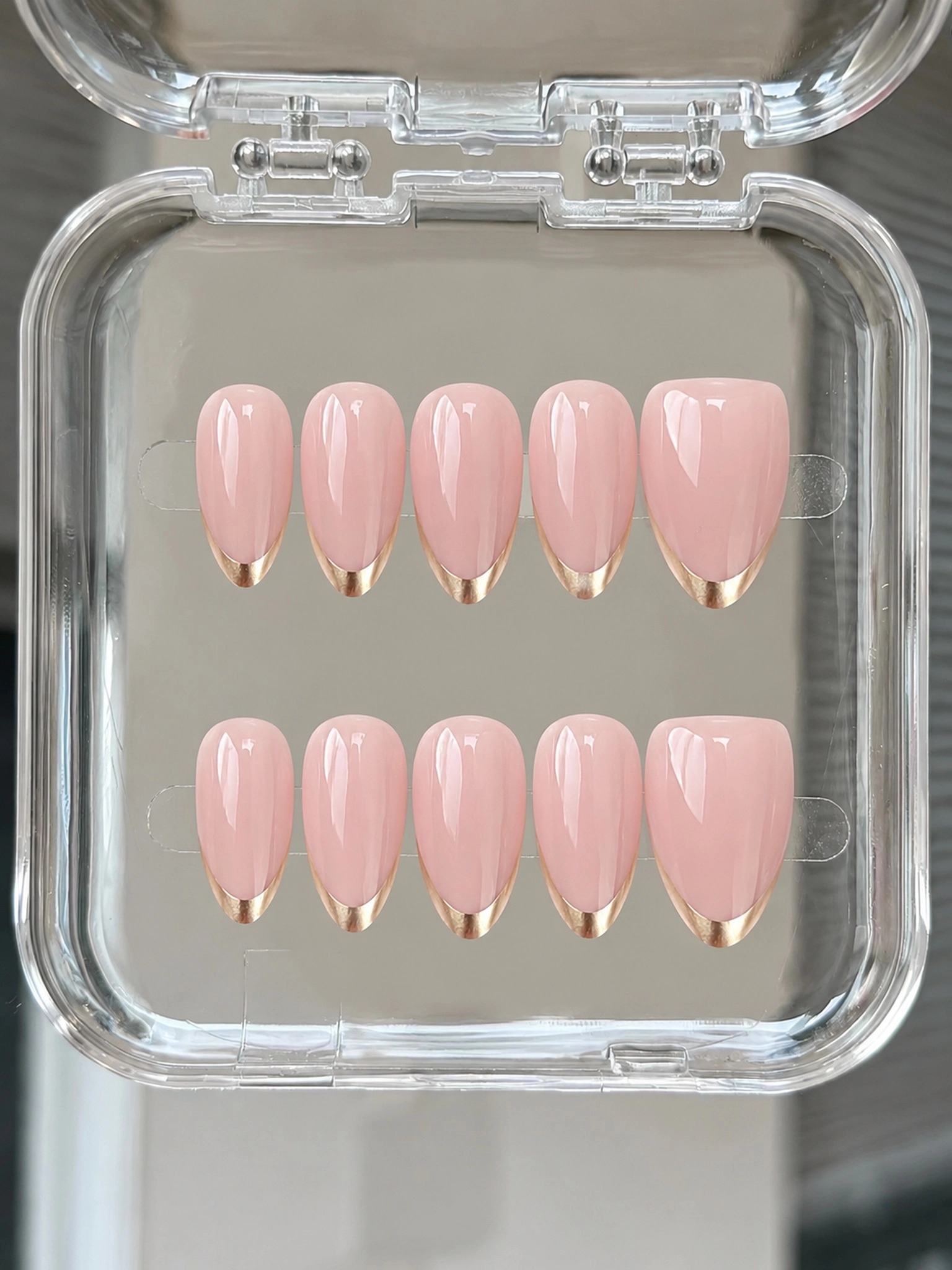Unghie Finte French Rosa con Punta Dorata