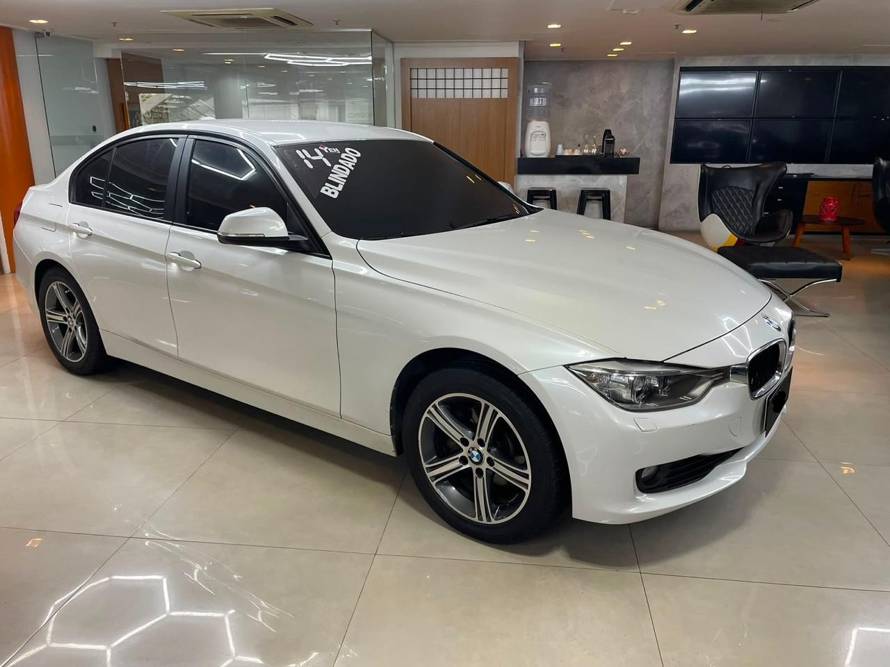 BMW 320i Sedan