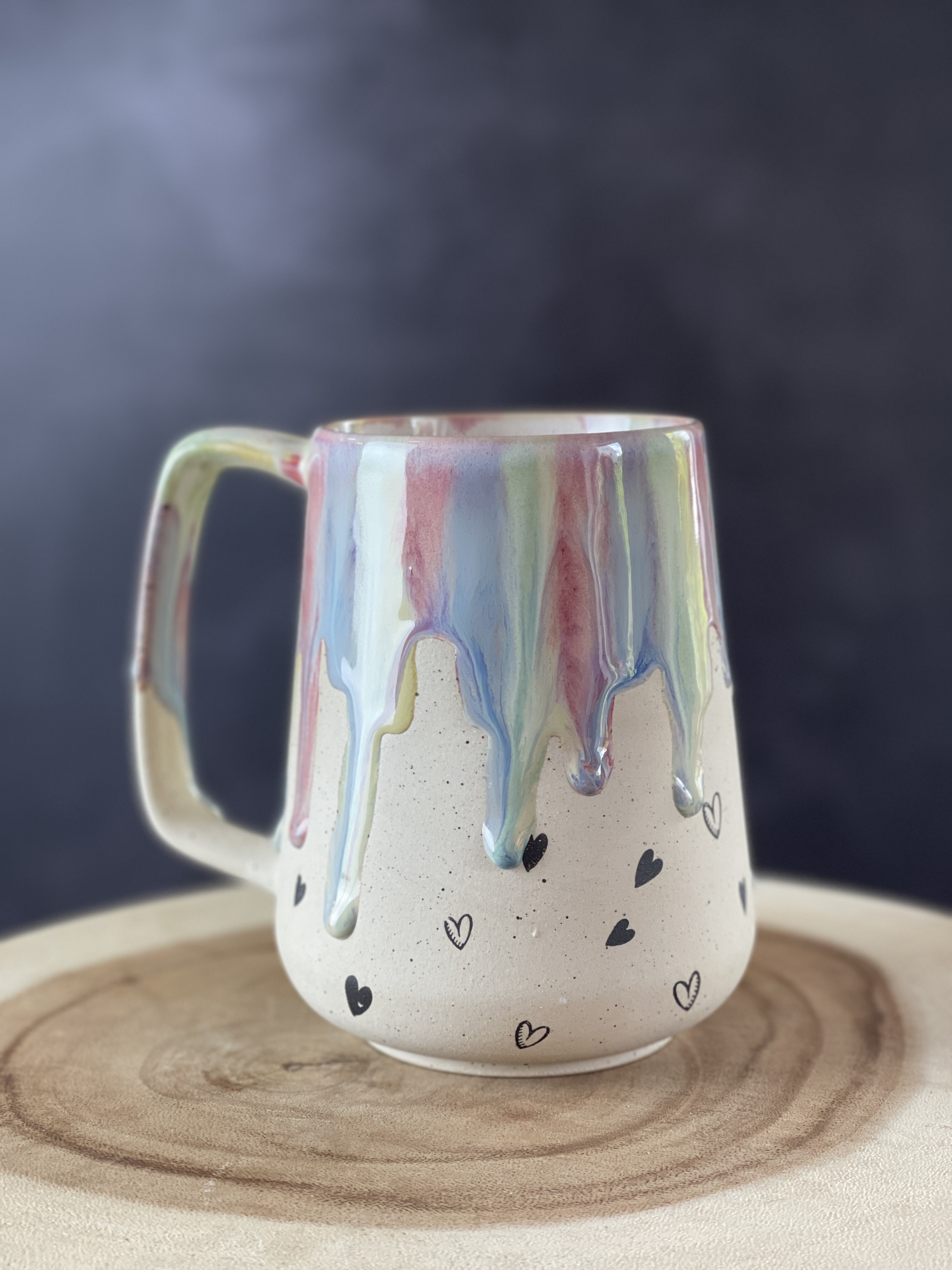 Bunte Keramiktasse mit Herz-Print