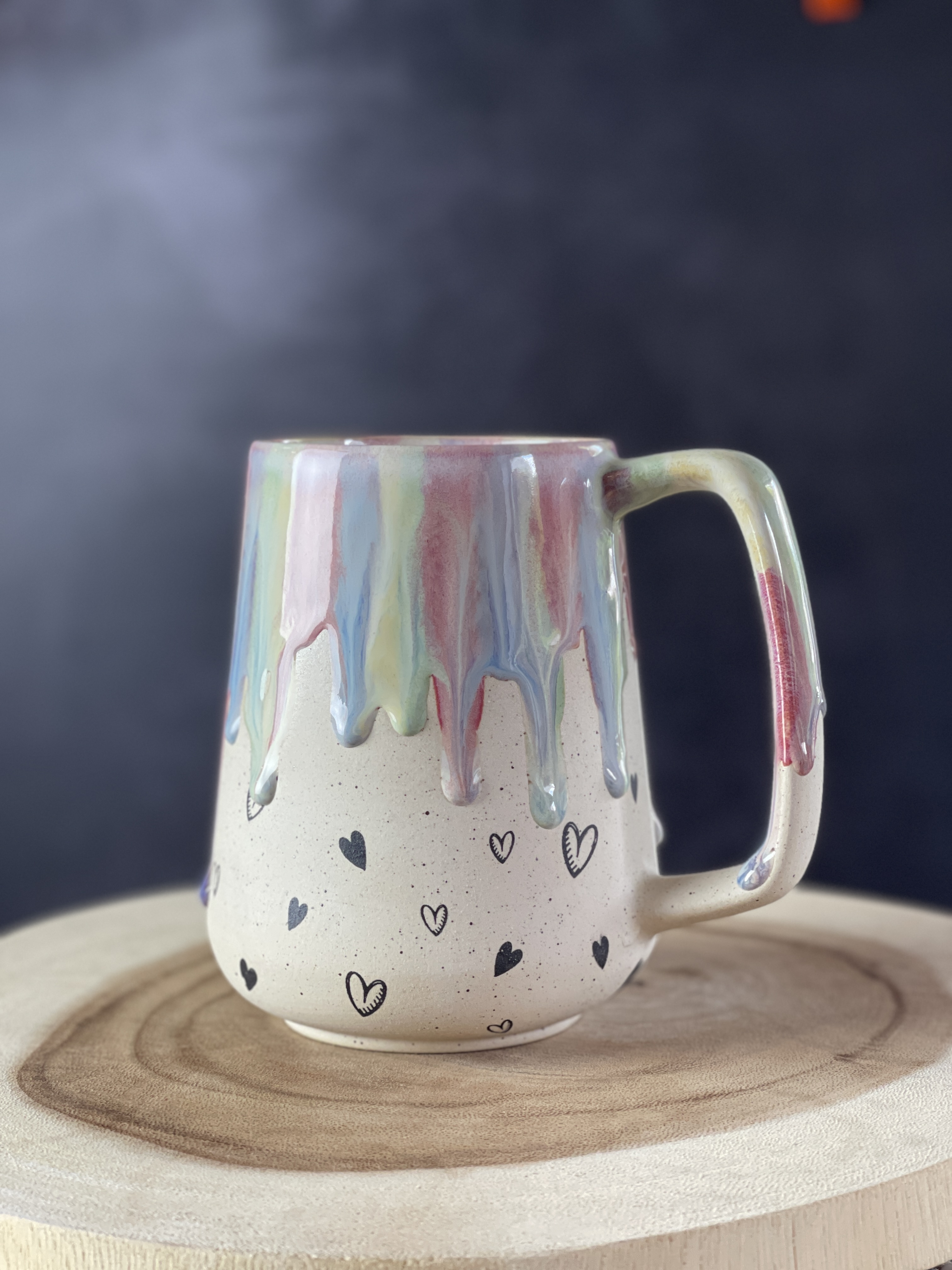 Bunte Keramiktasse mit Herz-Print
