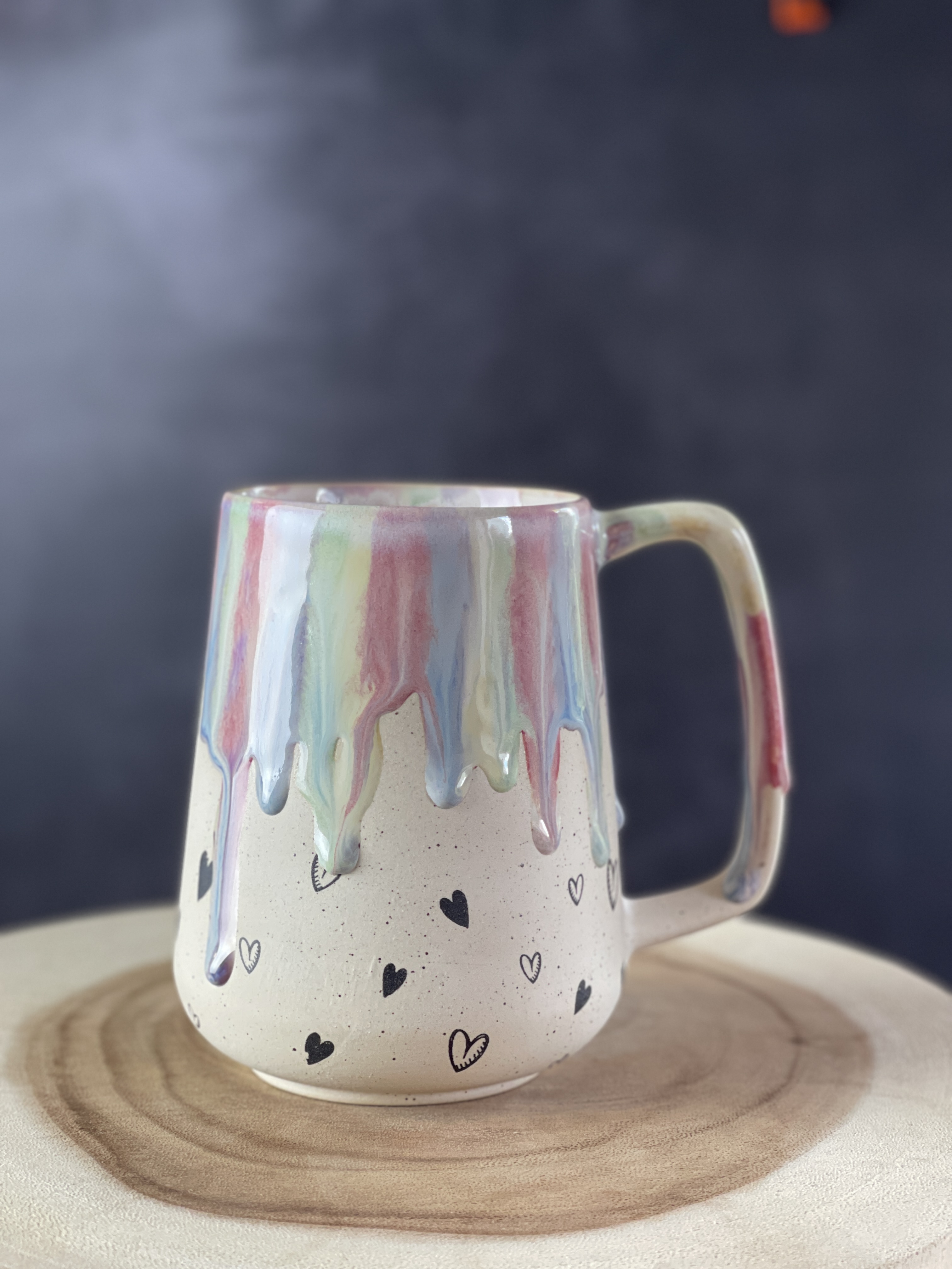 Bunte Keramiktasse mit Herz-Print