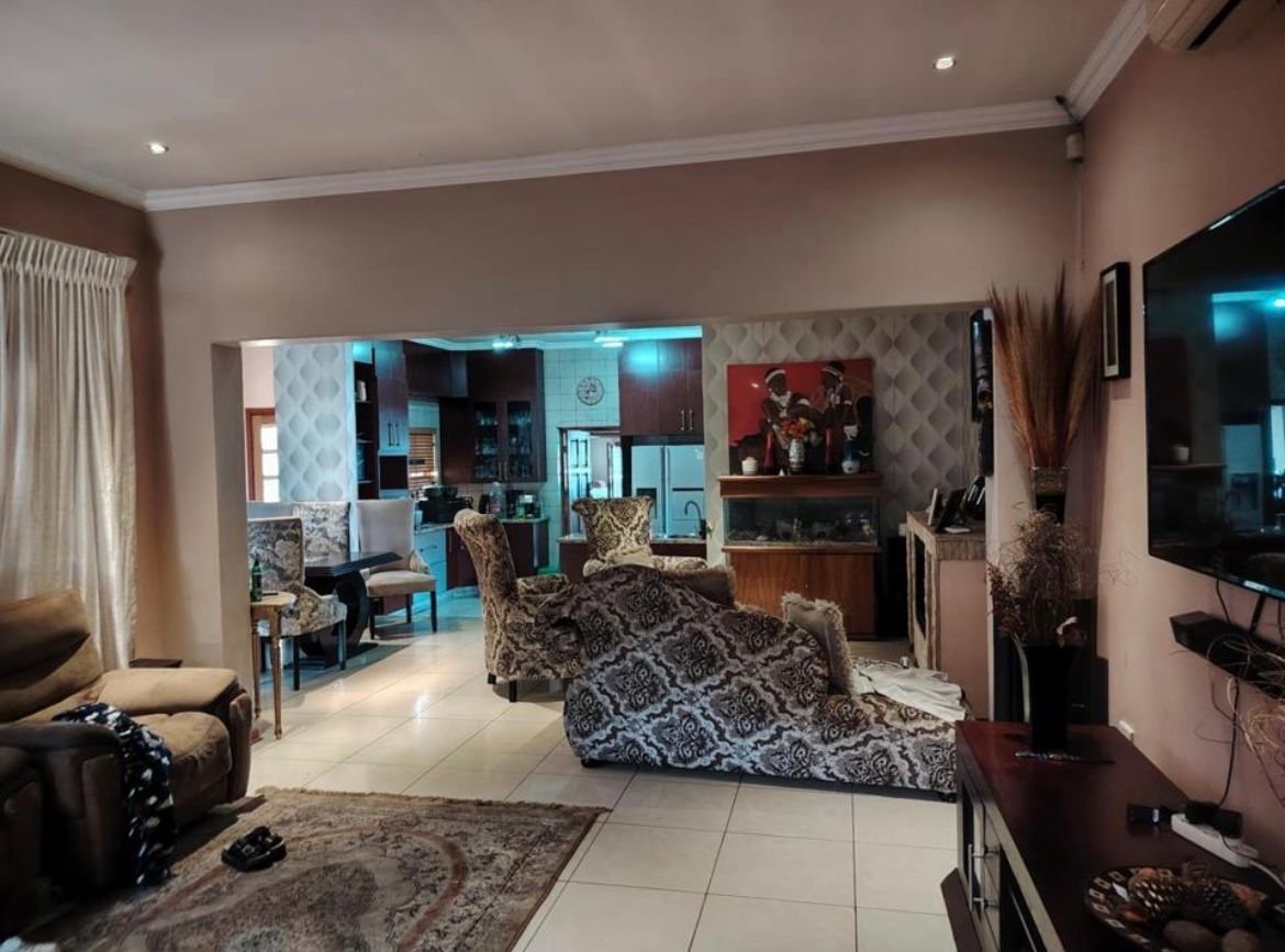 Family Living Jordaan Park 4 Bed 2 Bath Double Garage Home