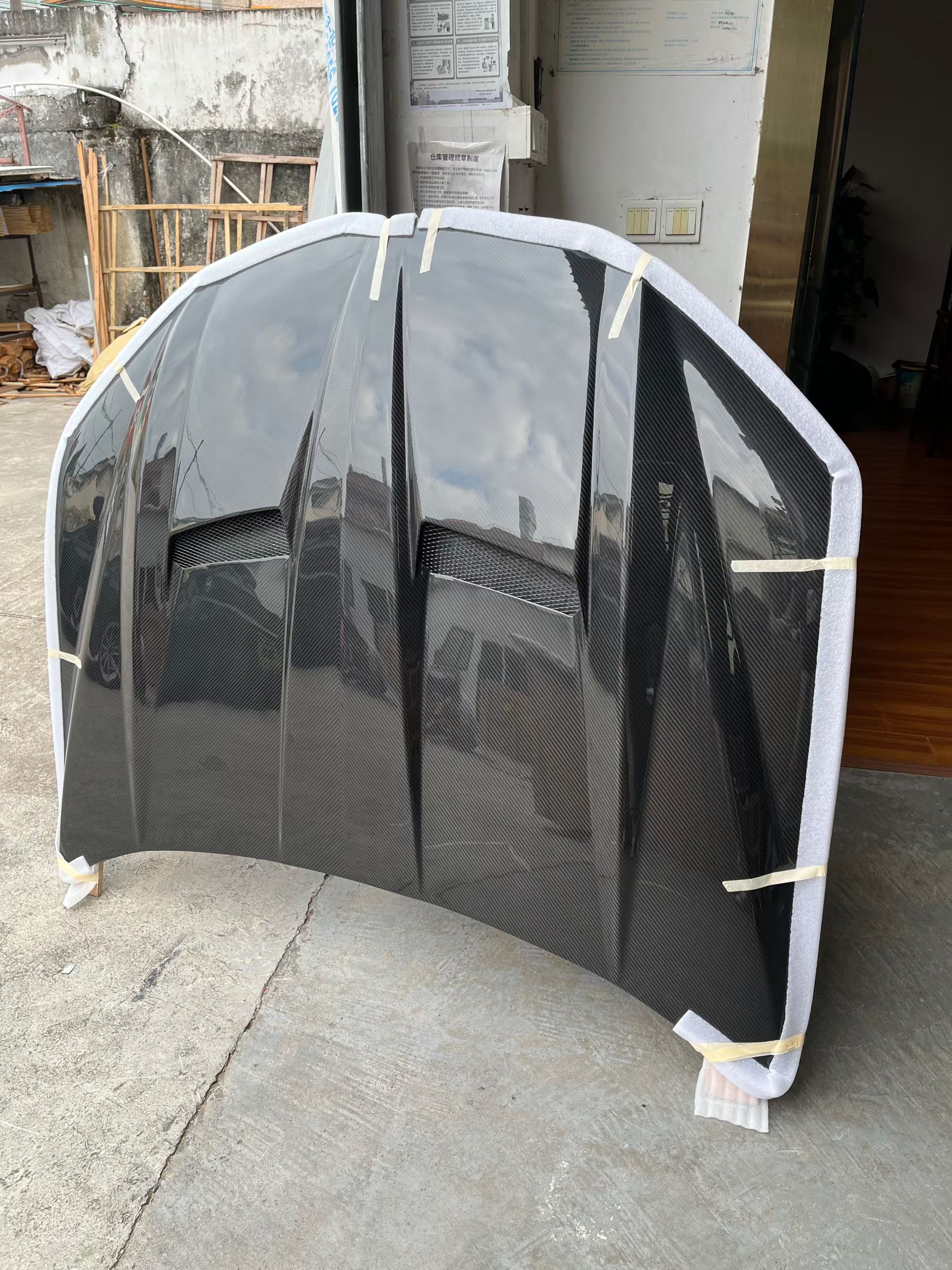 Dry Carbon Fiber Hood for Lamborghini Urus (TopCar Style)