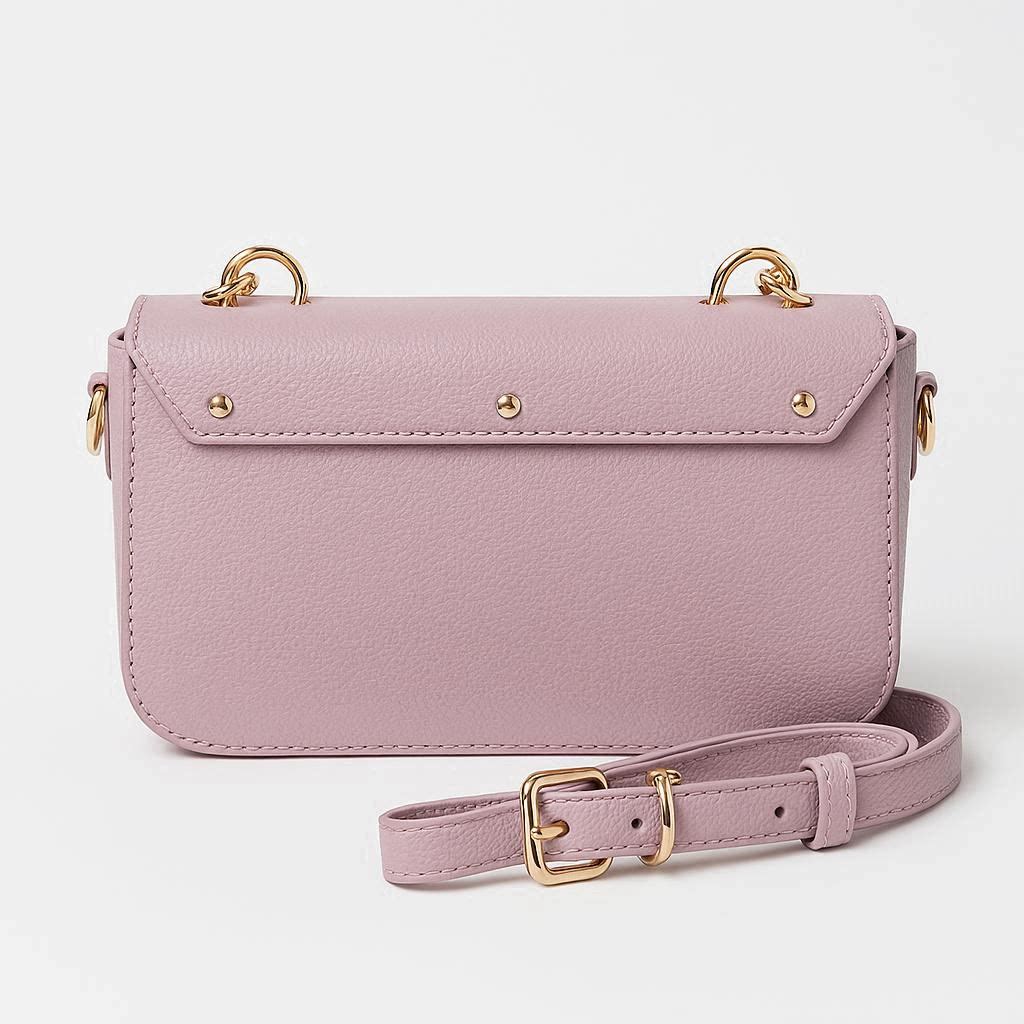 Elegant leather bag with gold chain