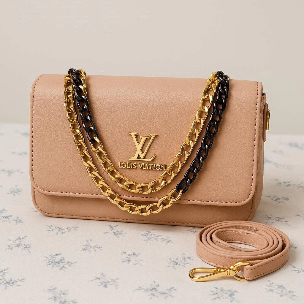 Elegant leather bag with gold chain