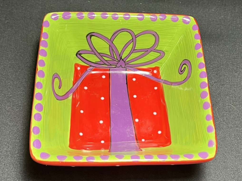 Gift-Themed Decorative Plate | H172