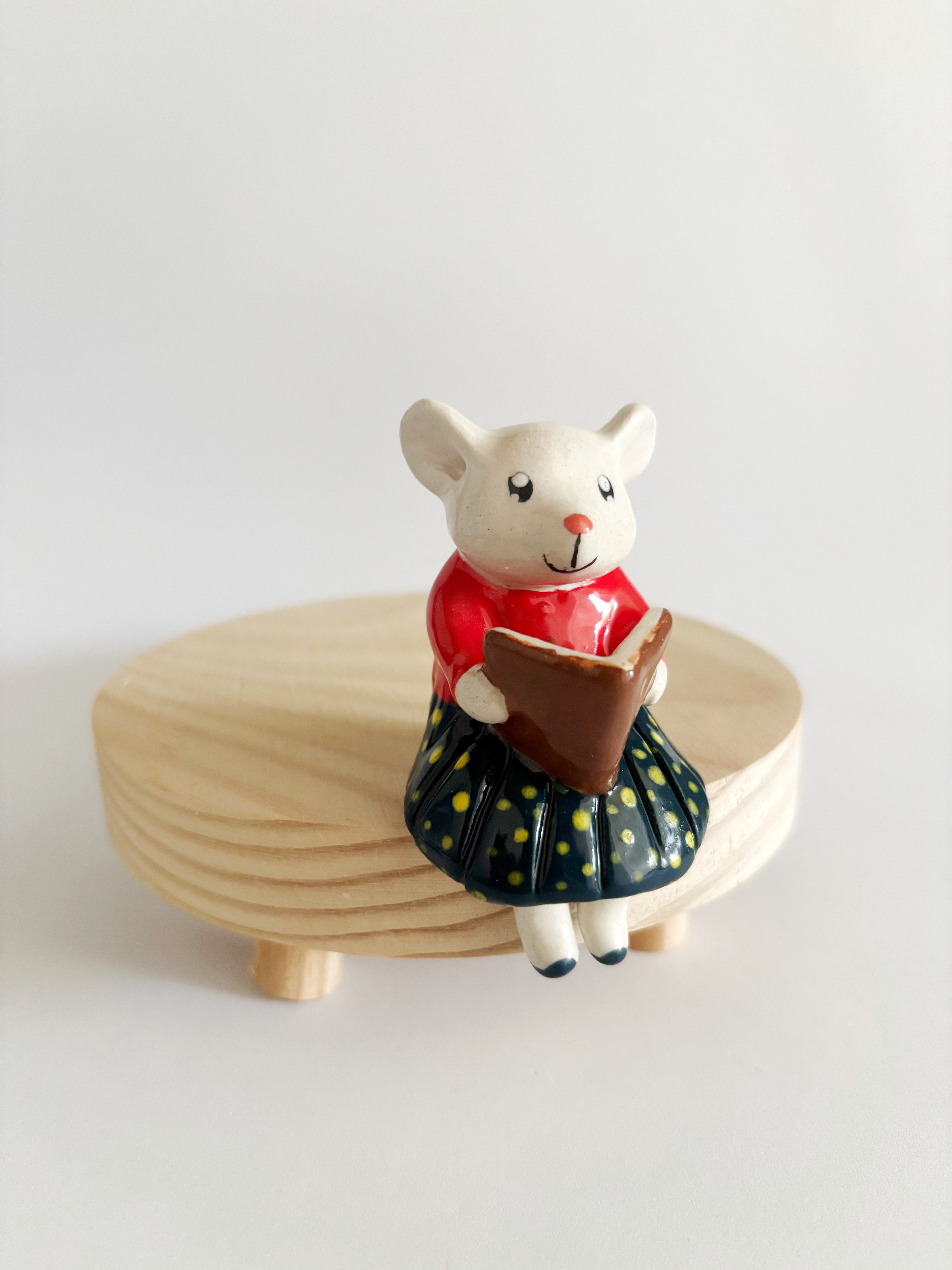 Beatrice, the Reading Mouse