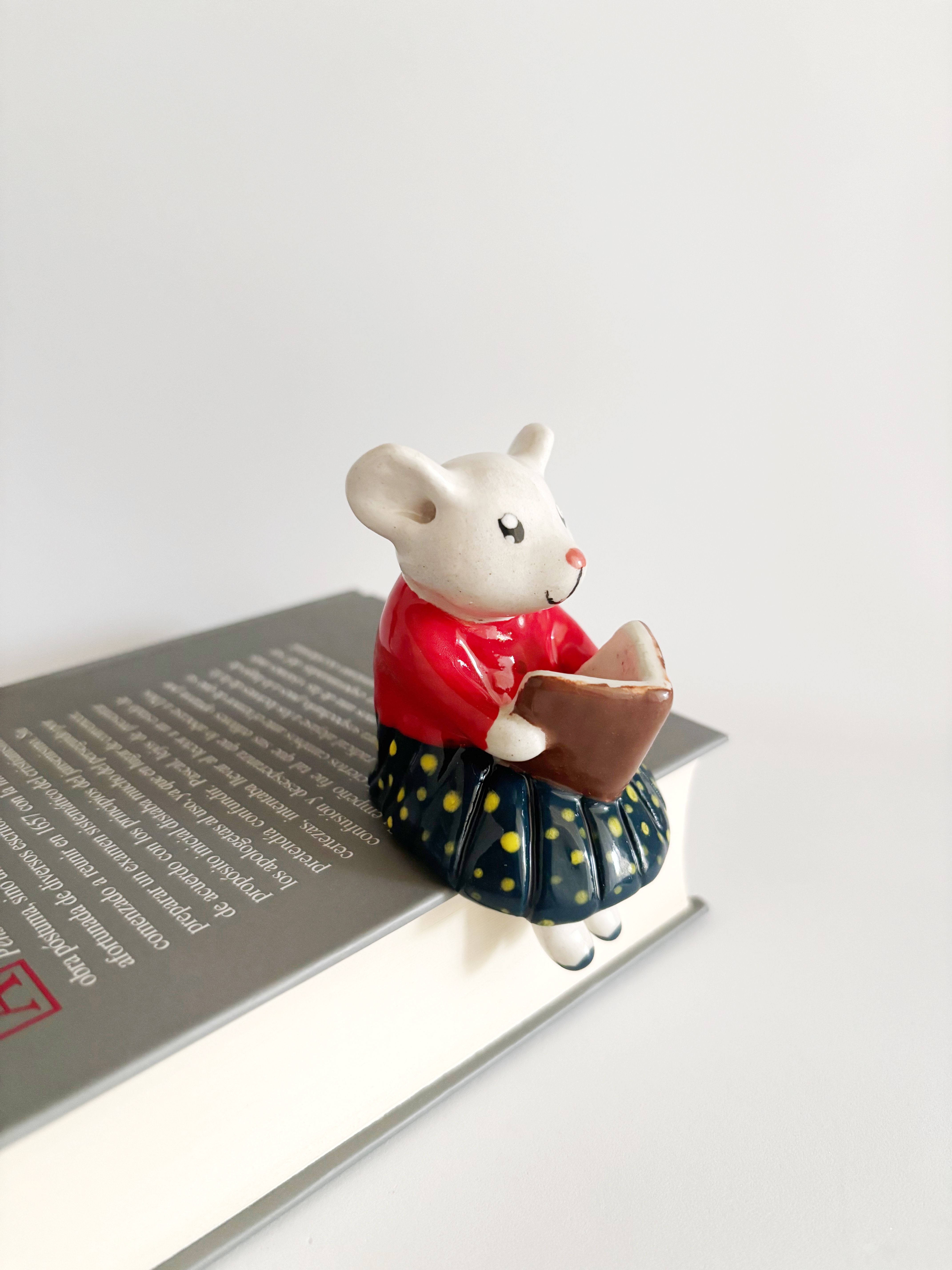 Beatrice, the Reading Mouse
