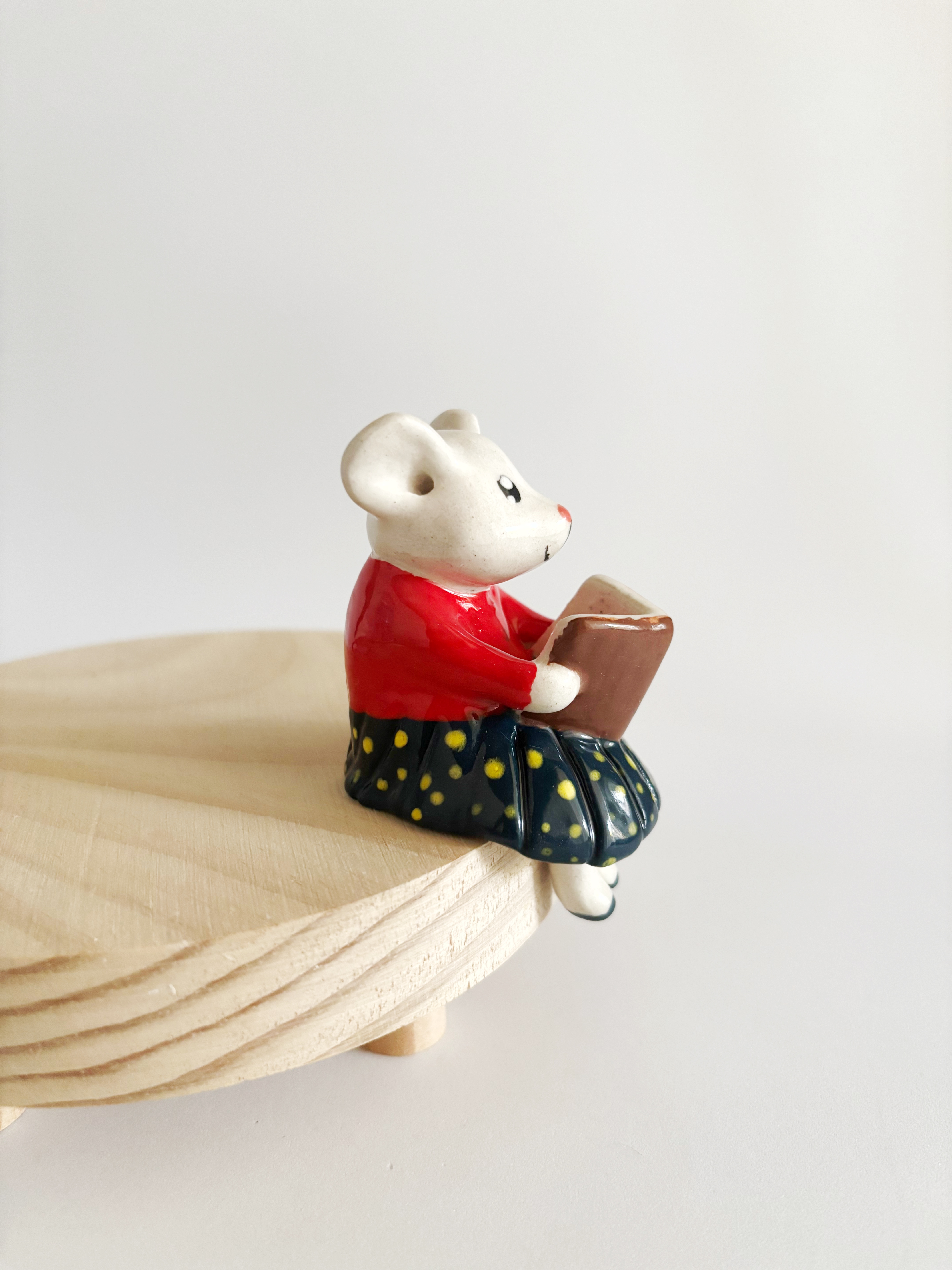 Beatrice, the Reading Mouse