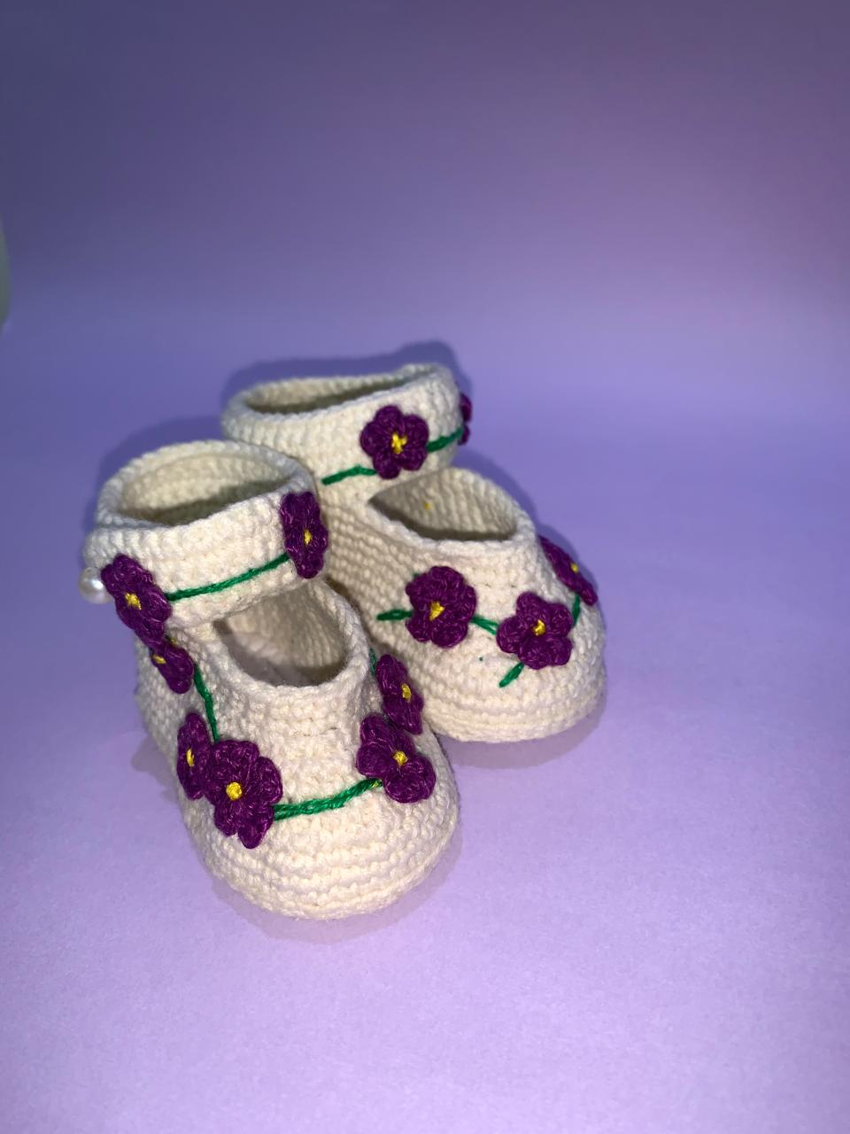 Sapatinho de Crochê Floral