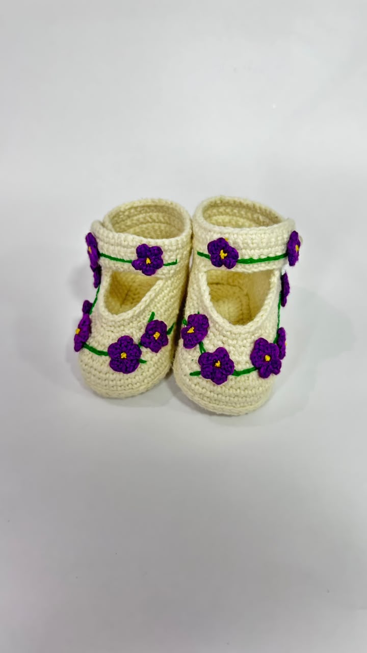 Sapatinho de Crochê Floral