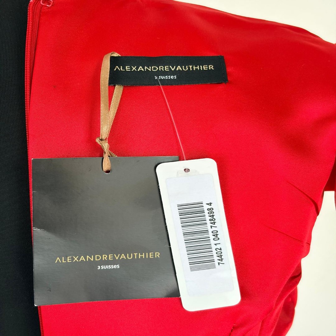 Robe Audacieuse Écarlate au Décolleté Plongeant
