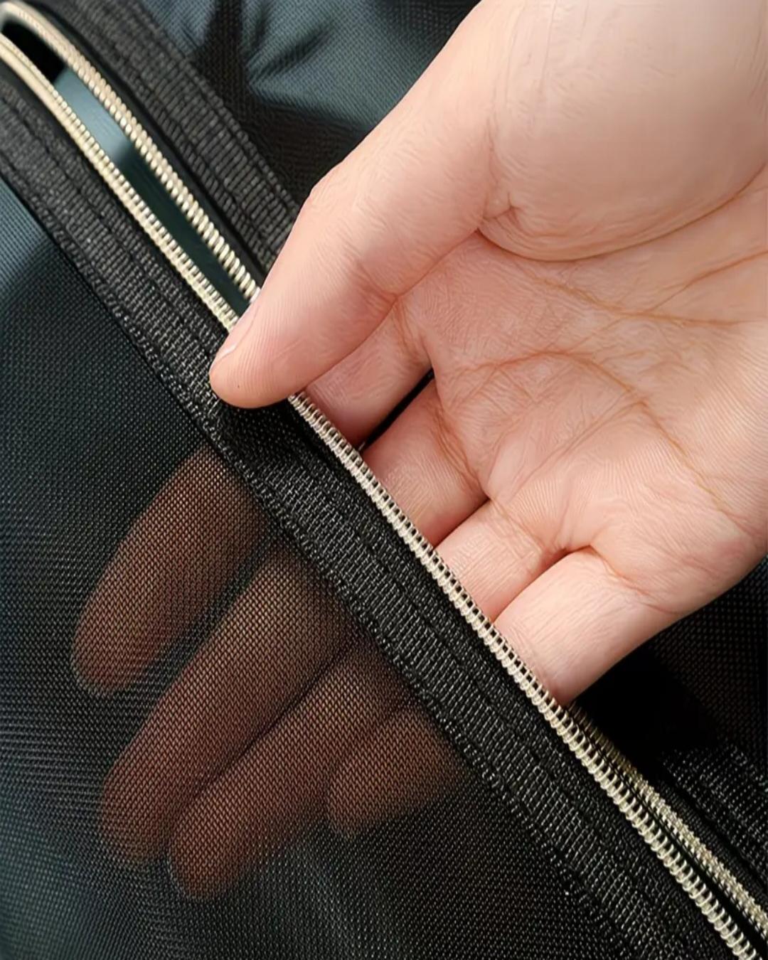 Trousse de toilette en maille noire