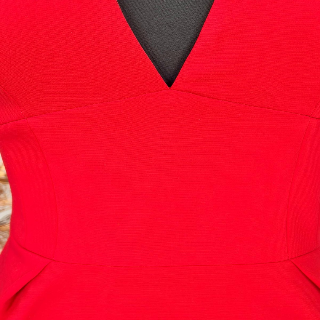 Robe Audacieuse Écarlate au Décolleté Plongeant