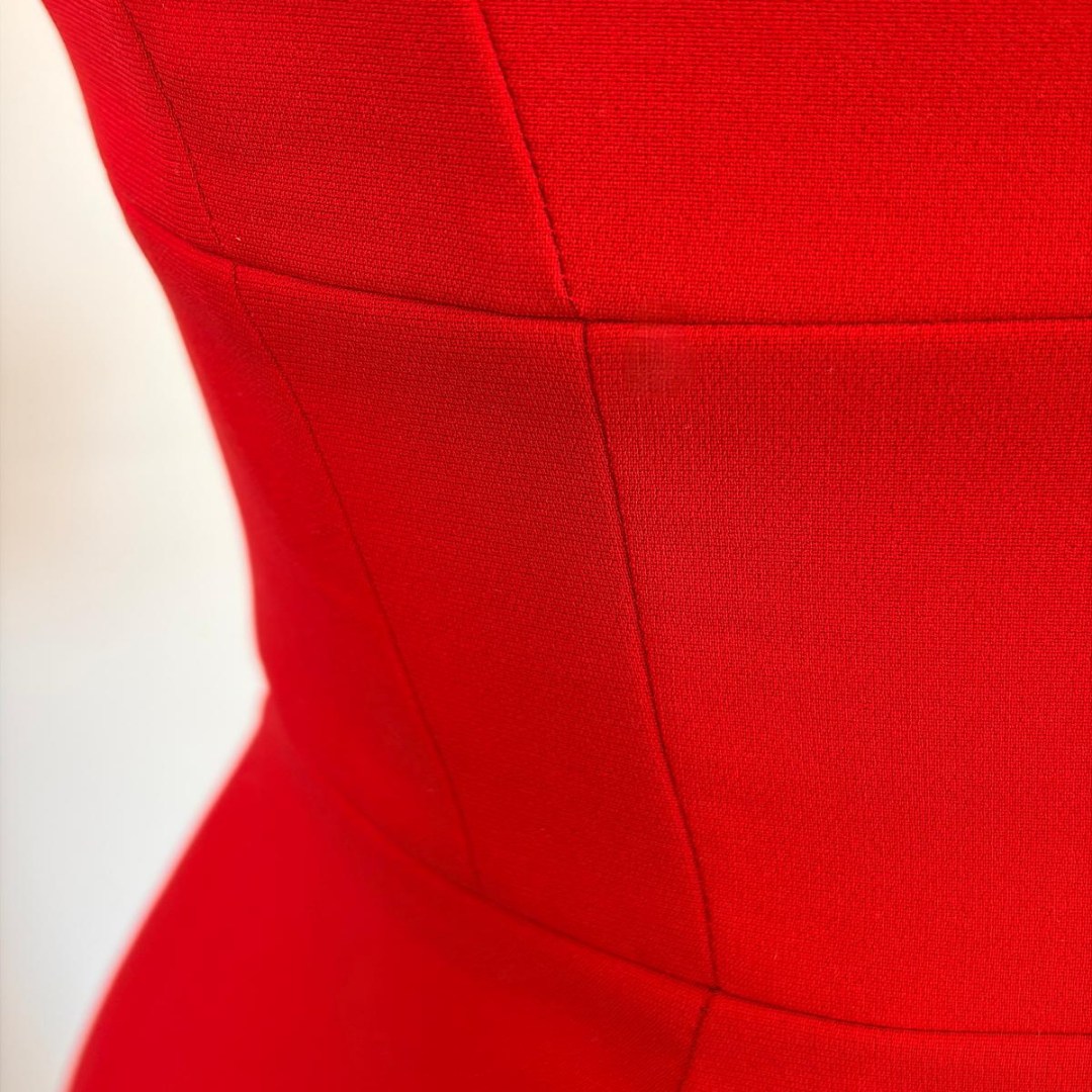Robe Audacieuse Écarlate au Décolleté Plongeant