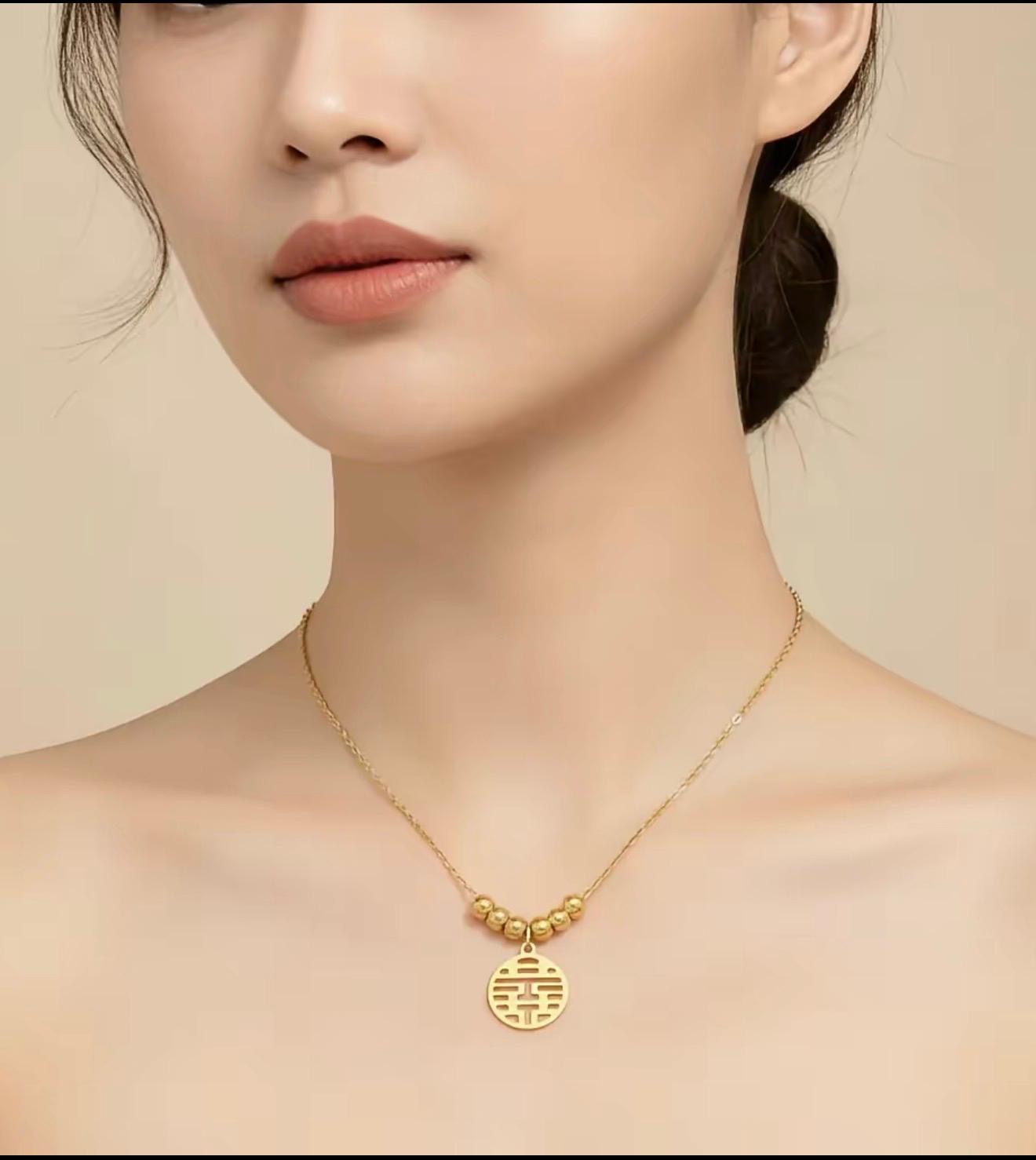 Elegant Gold Pendant Necklace