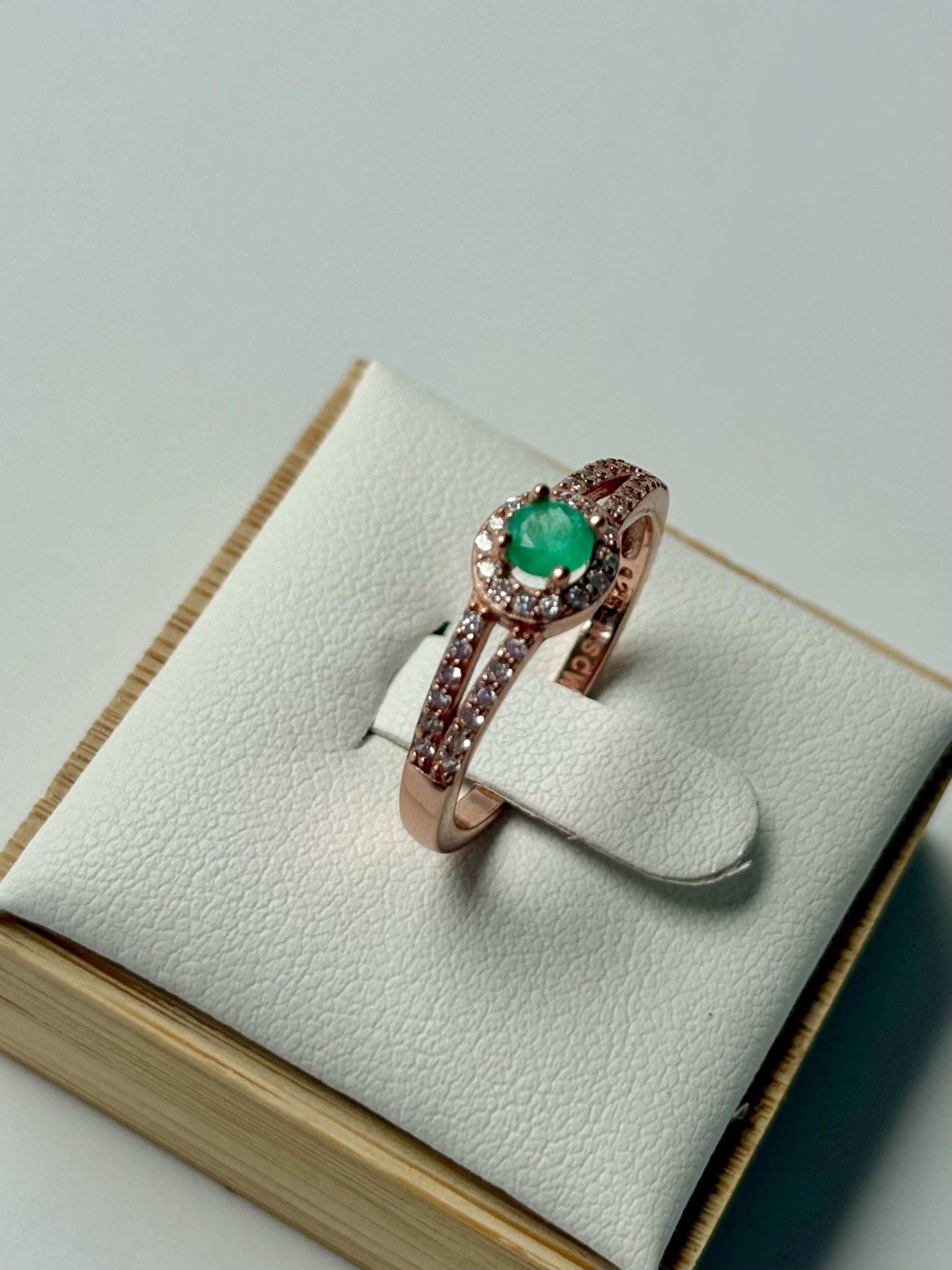 Anillo Oro Rosa Con Esmeralda