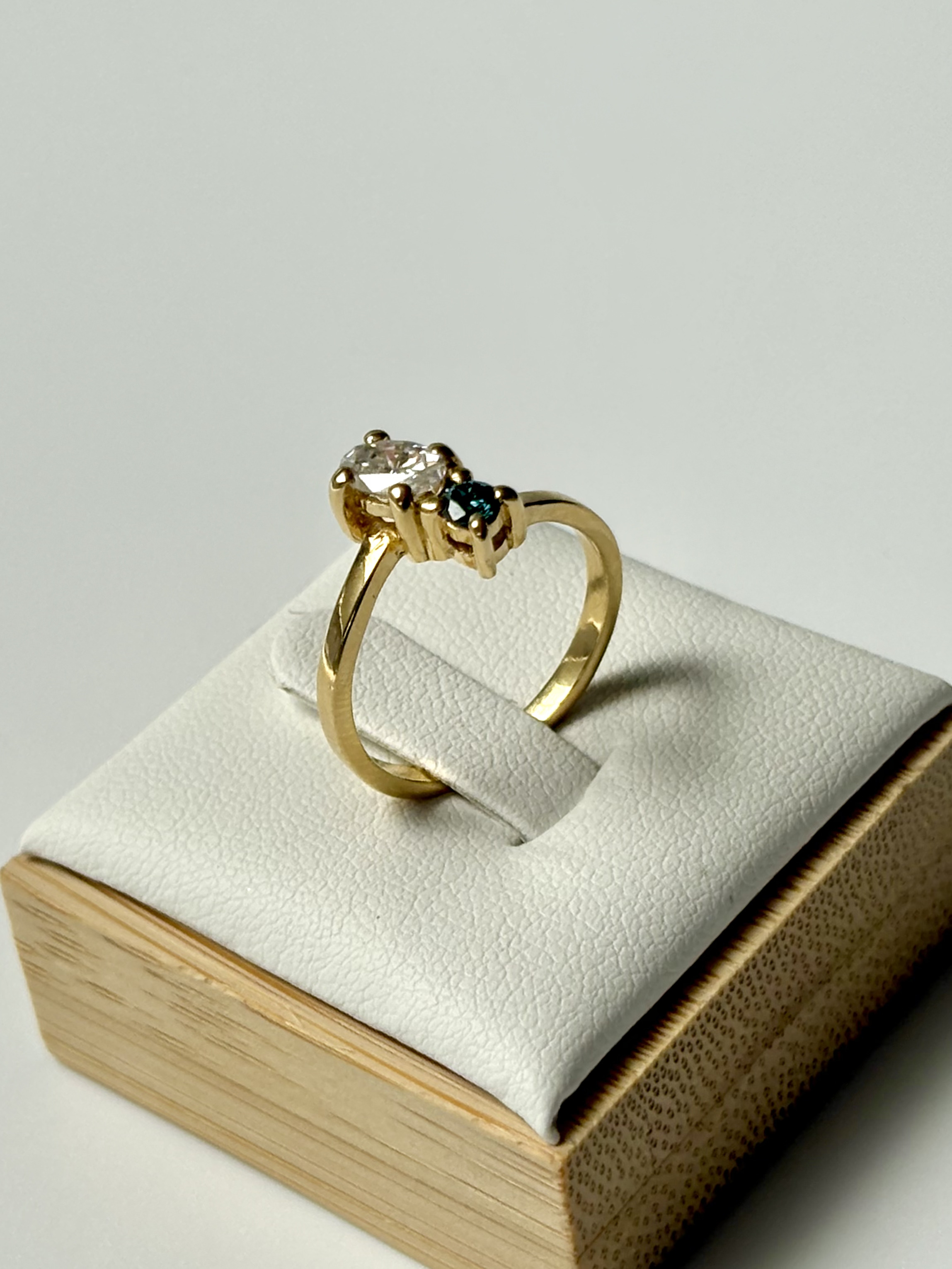 Anillo de Diamante Azul