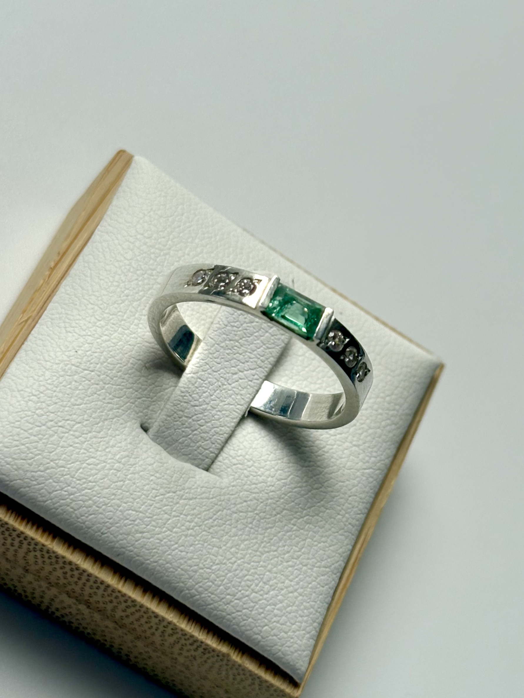 Anillo Esmeralda Rectangular Con Circones