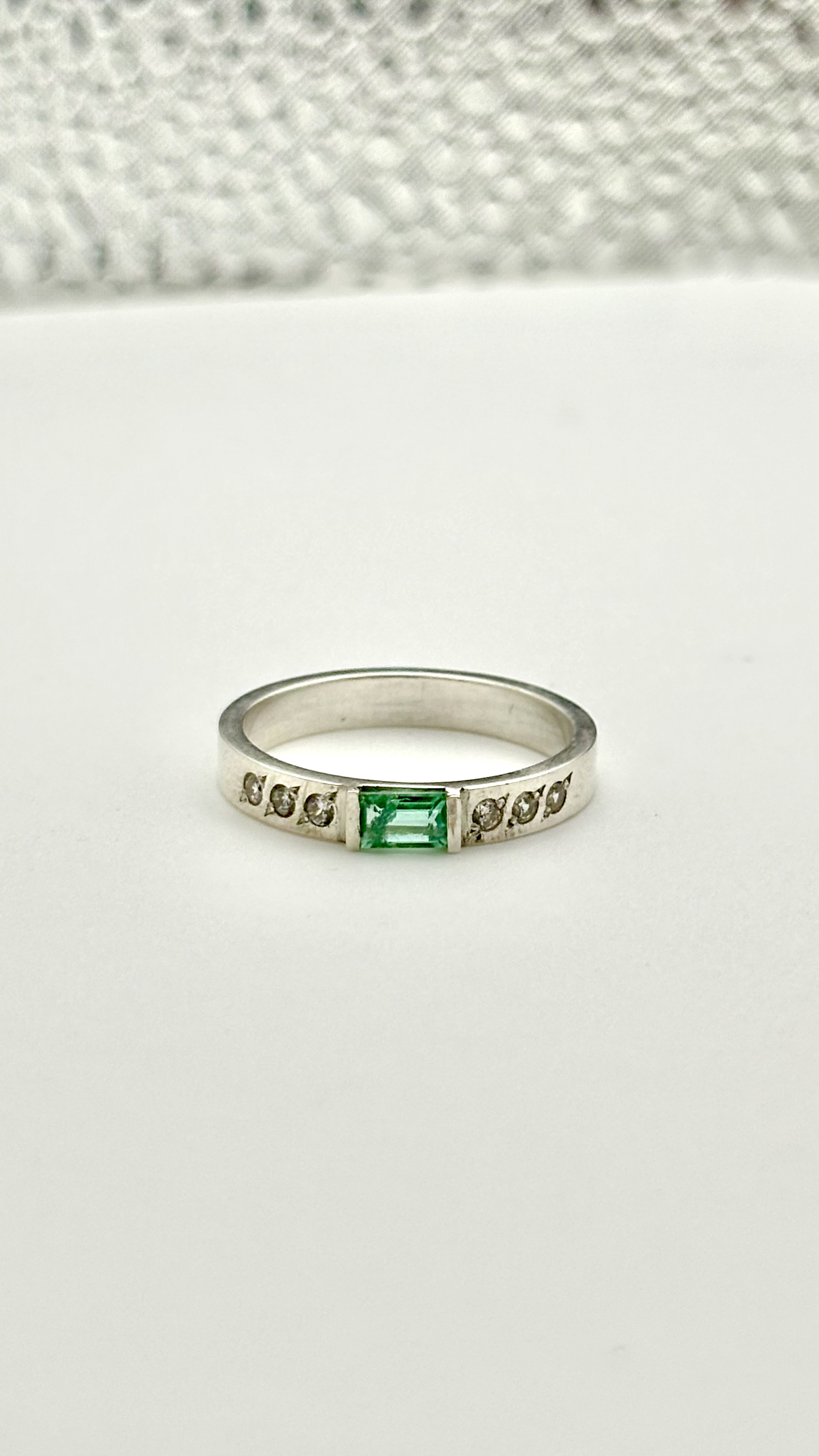 Anillo Esmeralda Rectangular Con Circones