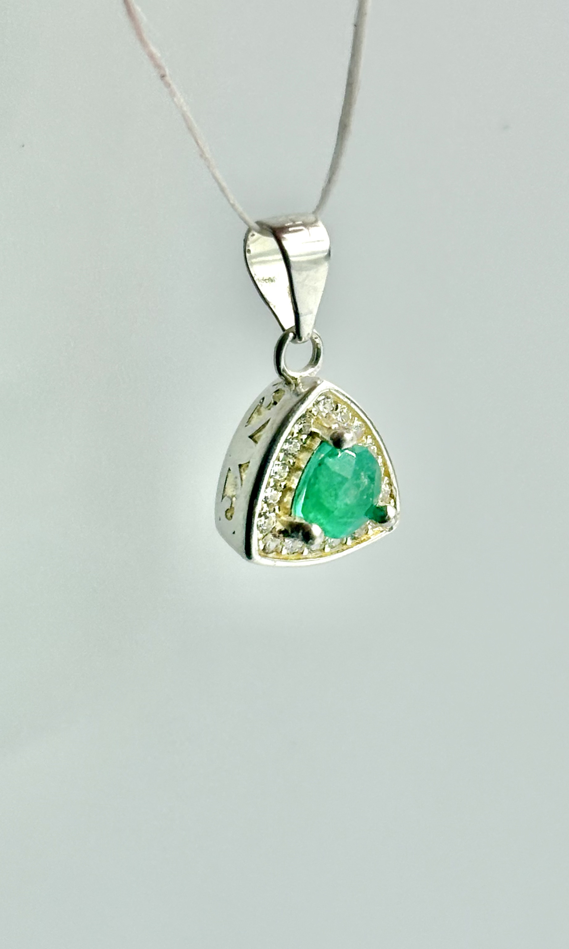 Dije Triangular Con Esmeralda 