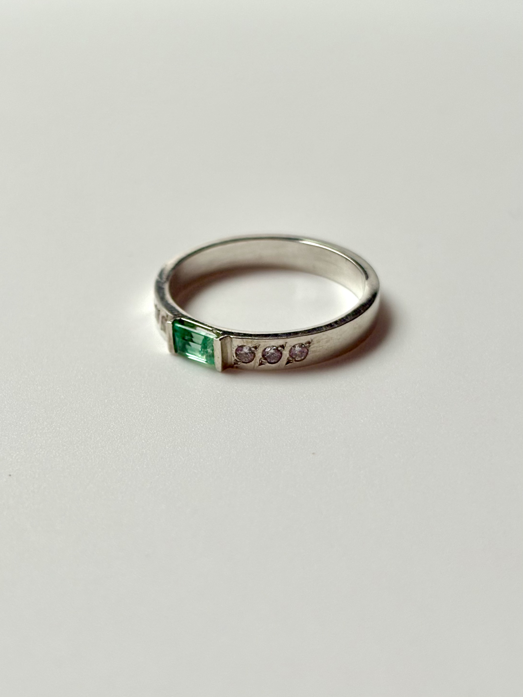 Anillo Esmeralda Rectangular Con Circones