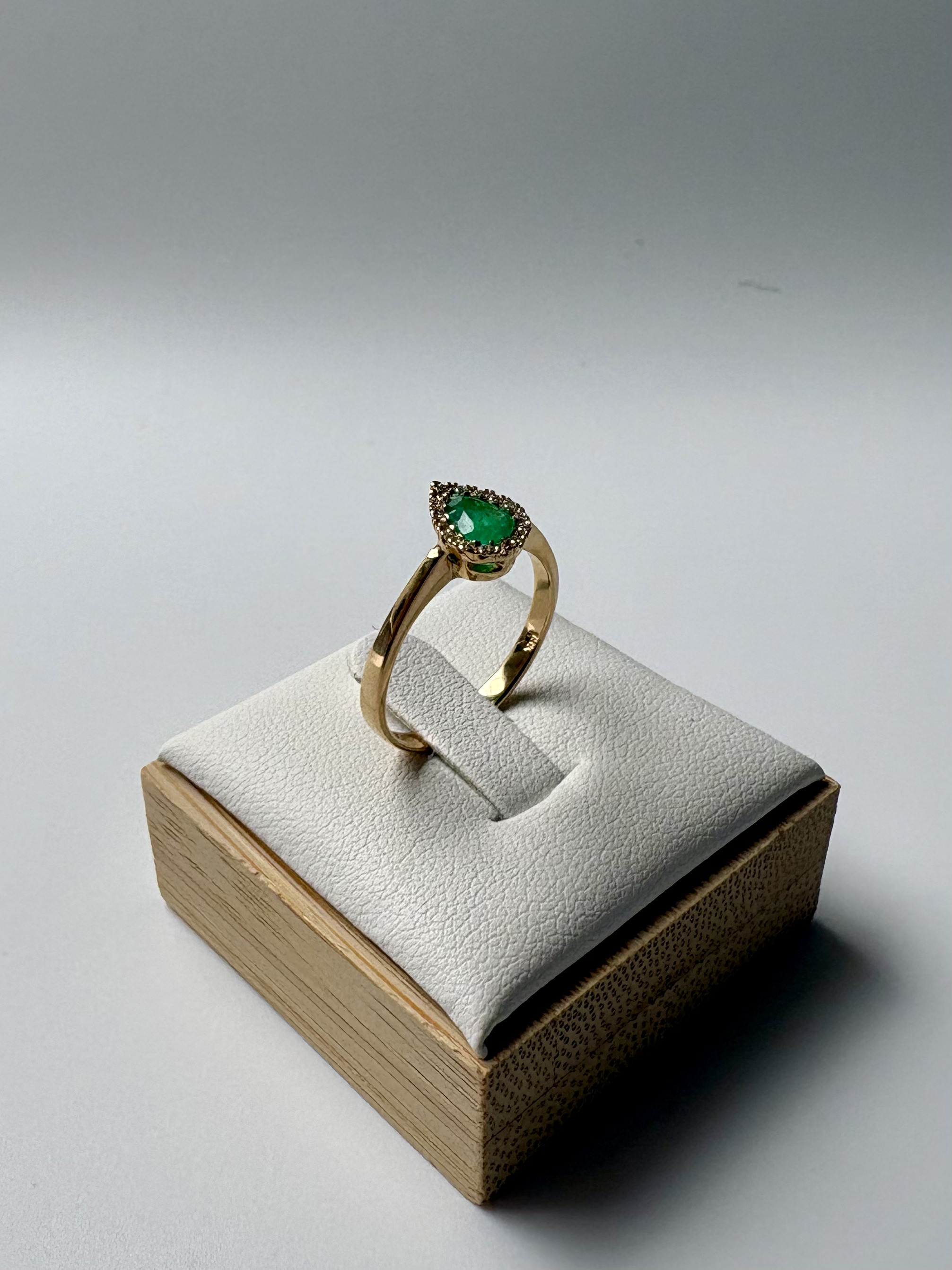 Anillo Lágrima Esmeralda Y Diamantes