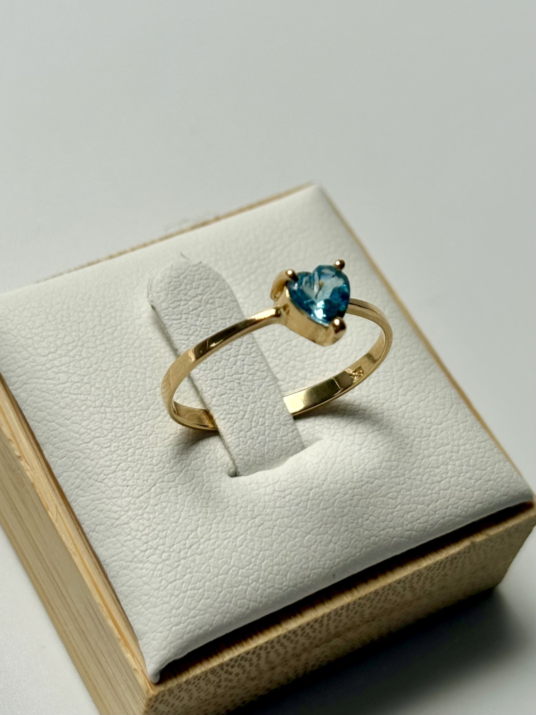 Anillo Topacio Corazón Azul