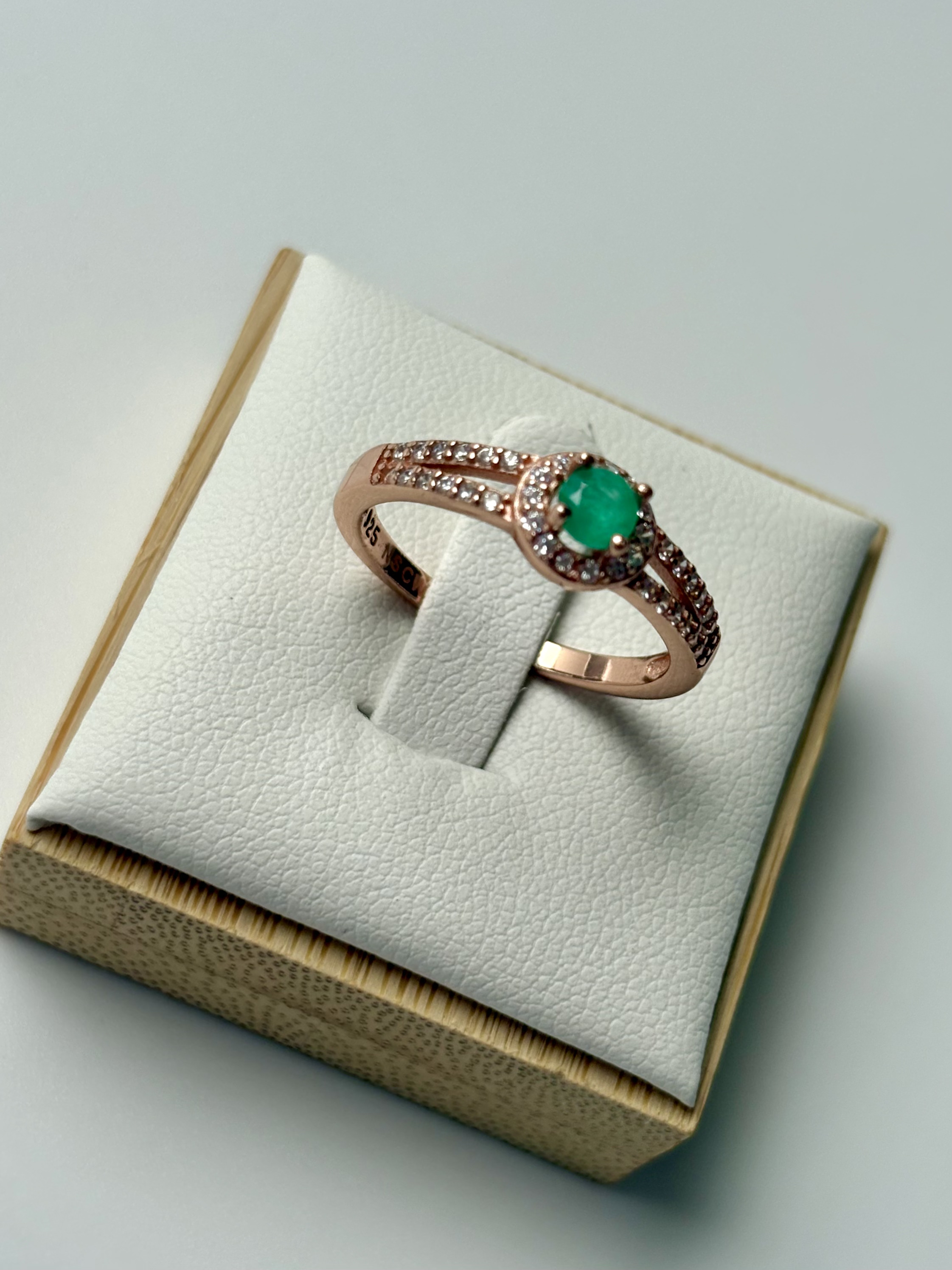 Anillo Oro Rosa Con Esmeralda
