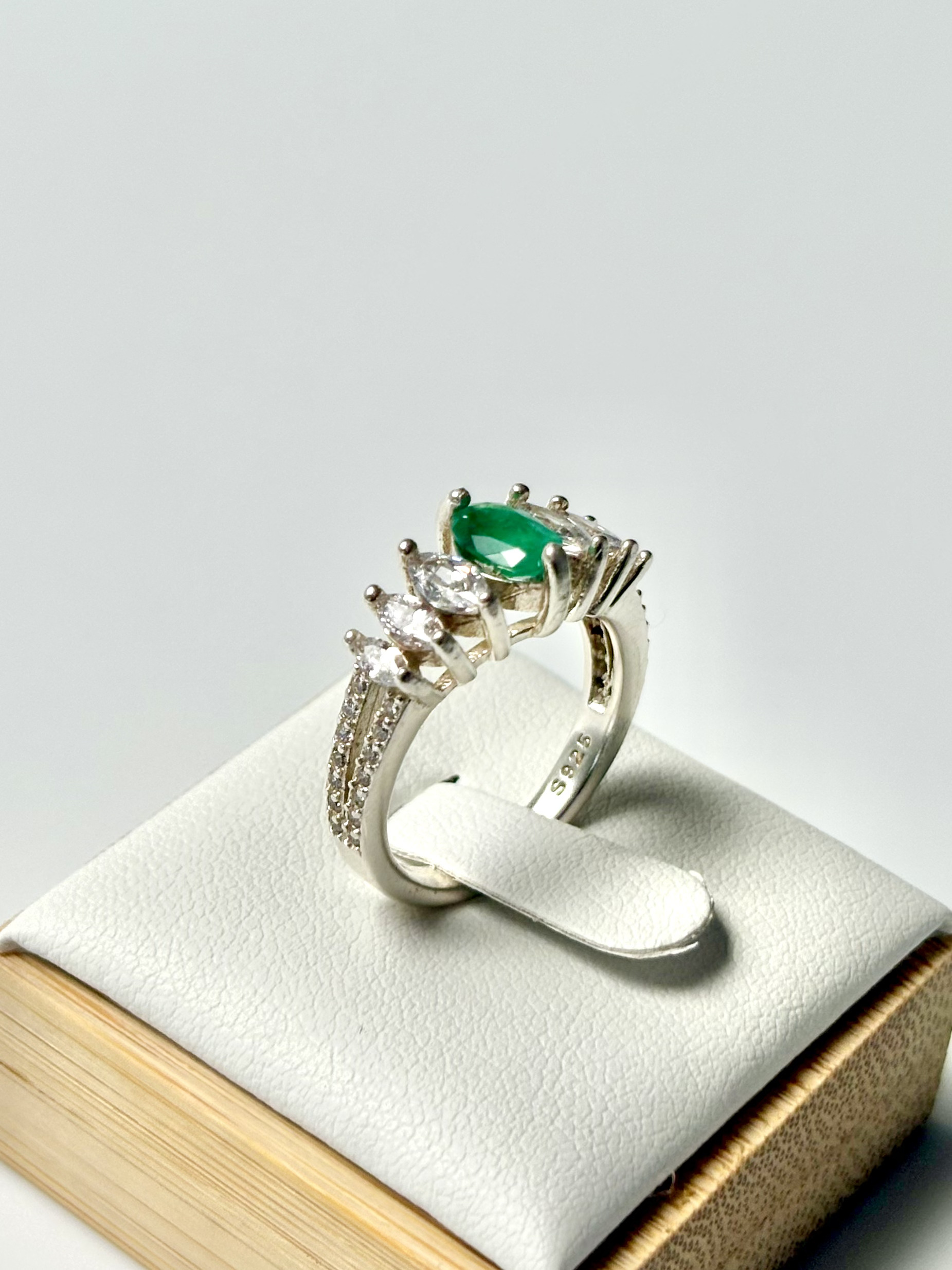Anillo Esmeralda Ovalada y Circones -Plata