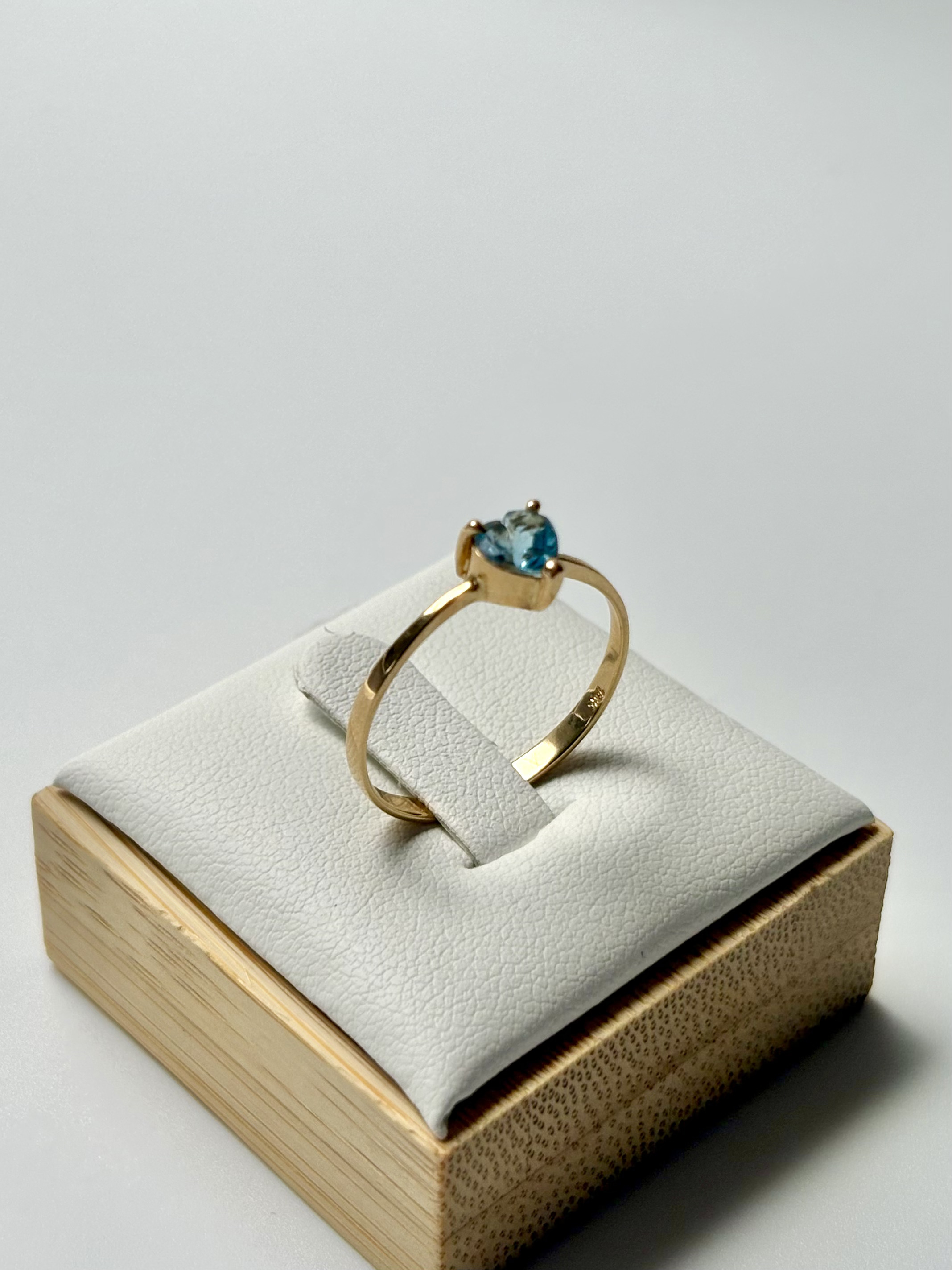 Anillo Topacio Corazón Azul