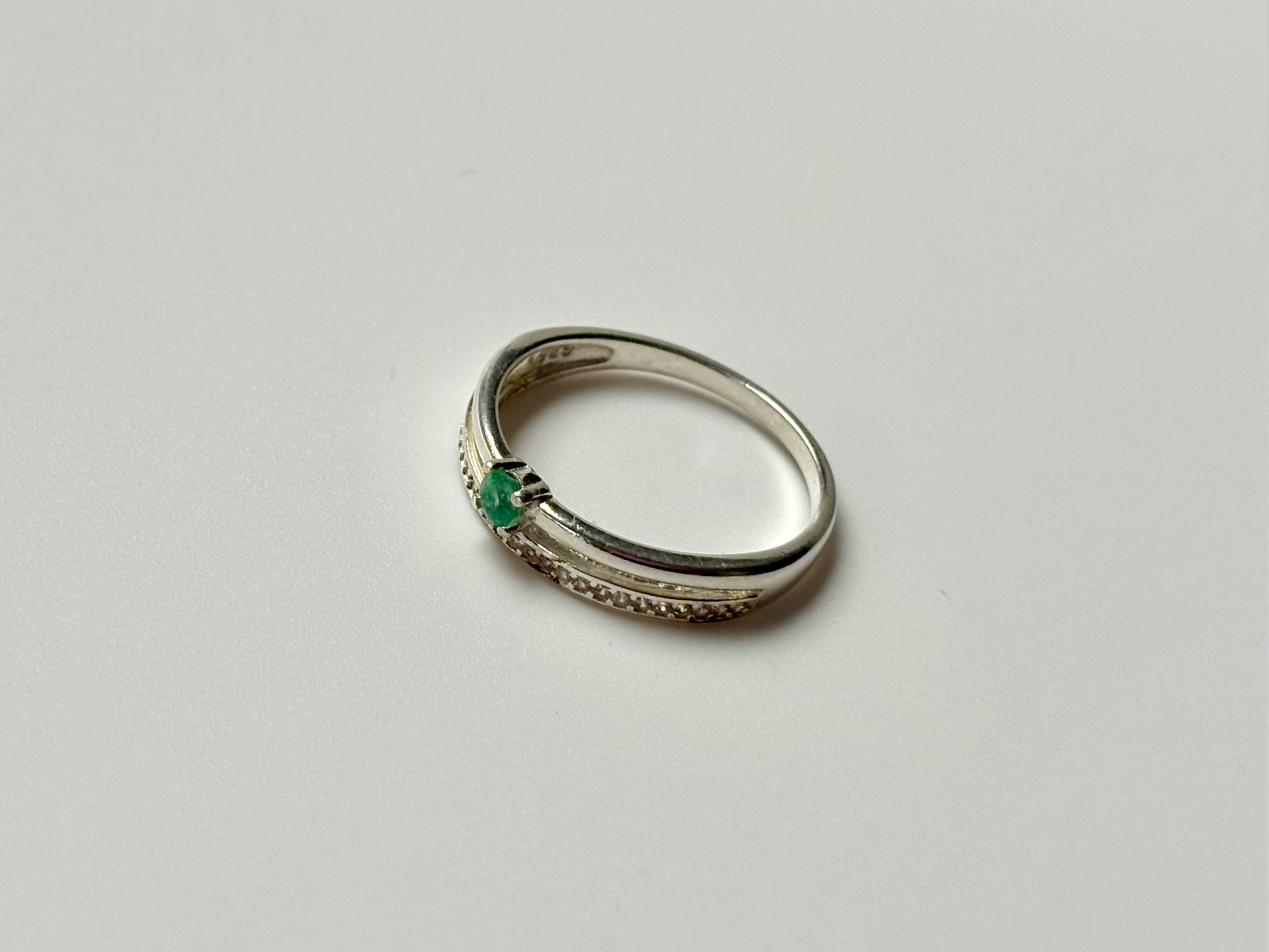 Anillo Esmeralda Redonda Y Circones