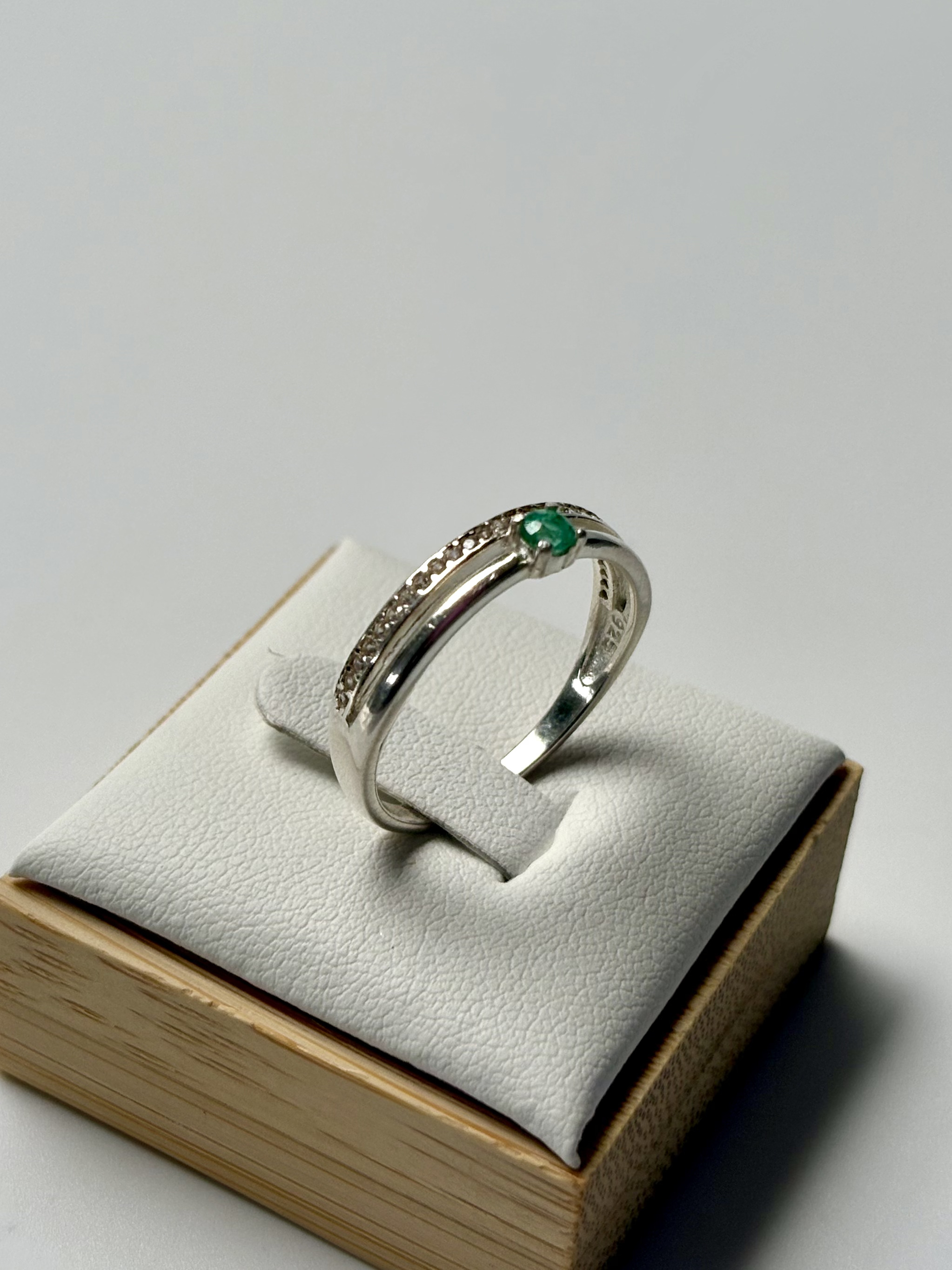 Anillo Esmeralda Redonda Y Circones