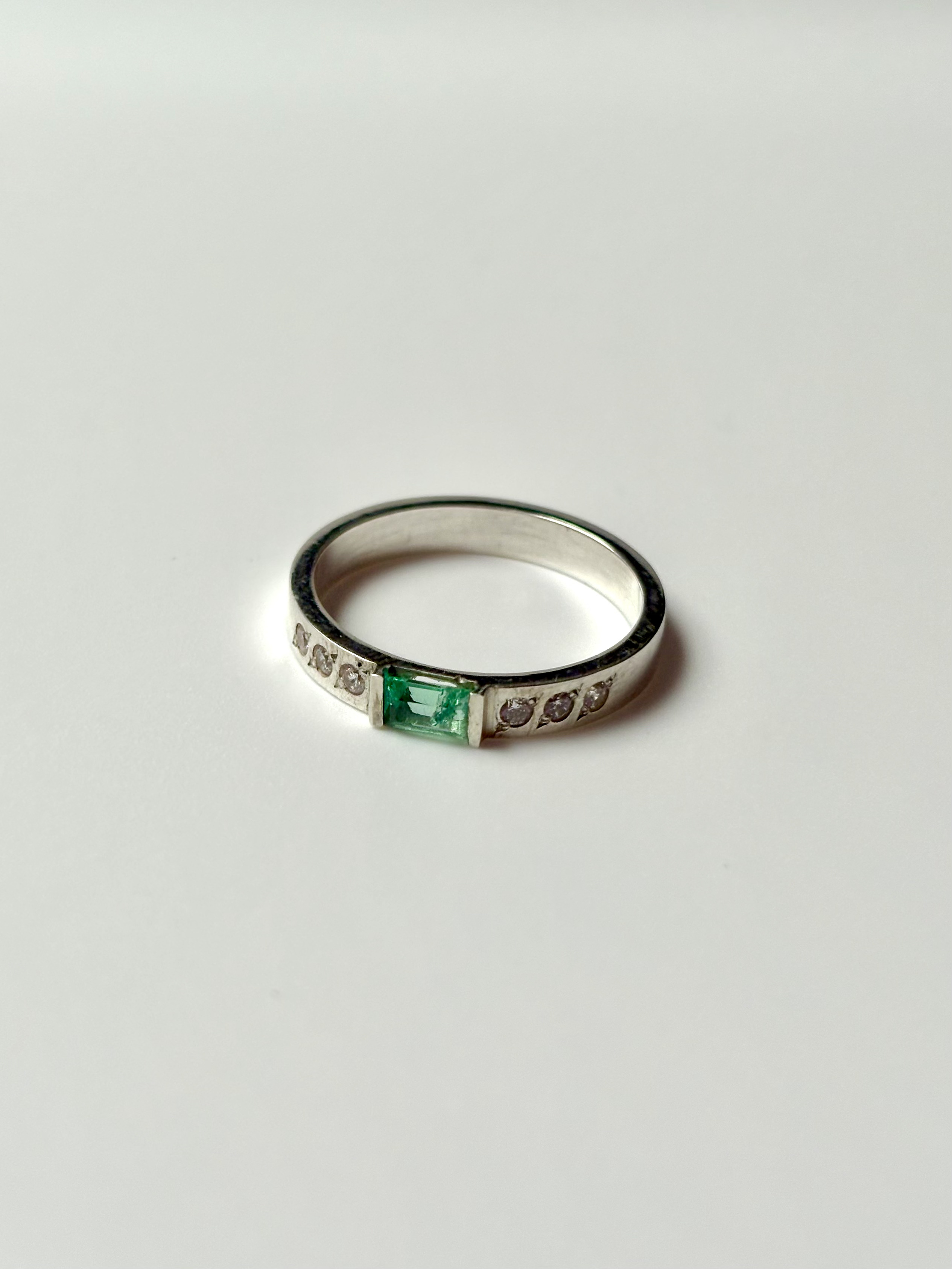Anillo Esmeralda Rectangular Con Circones