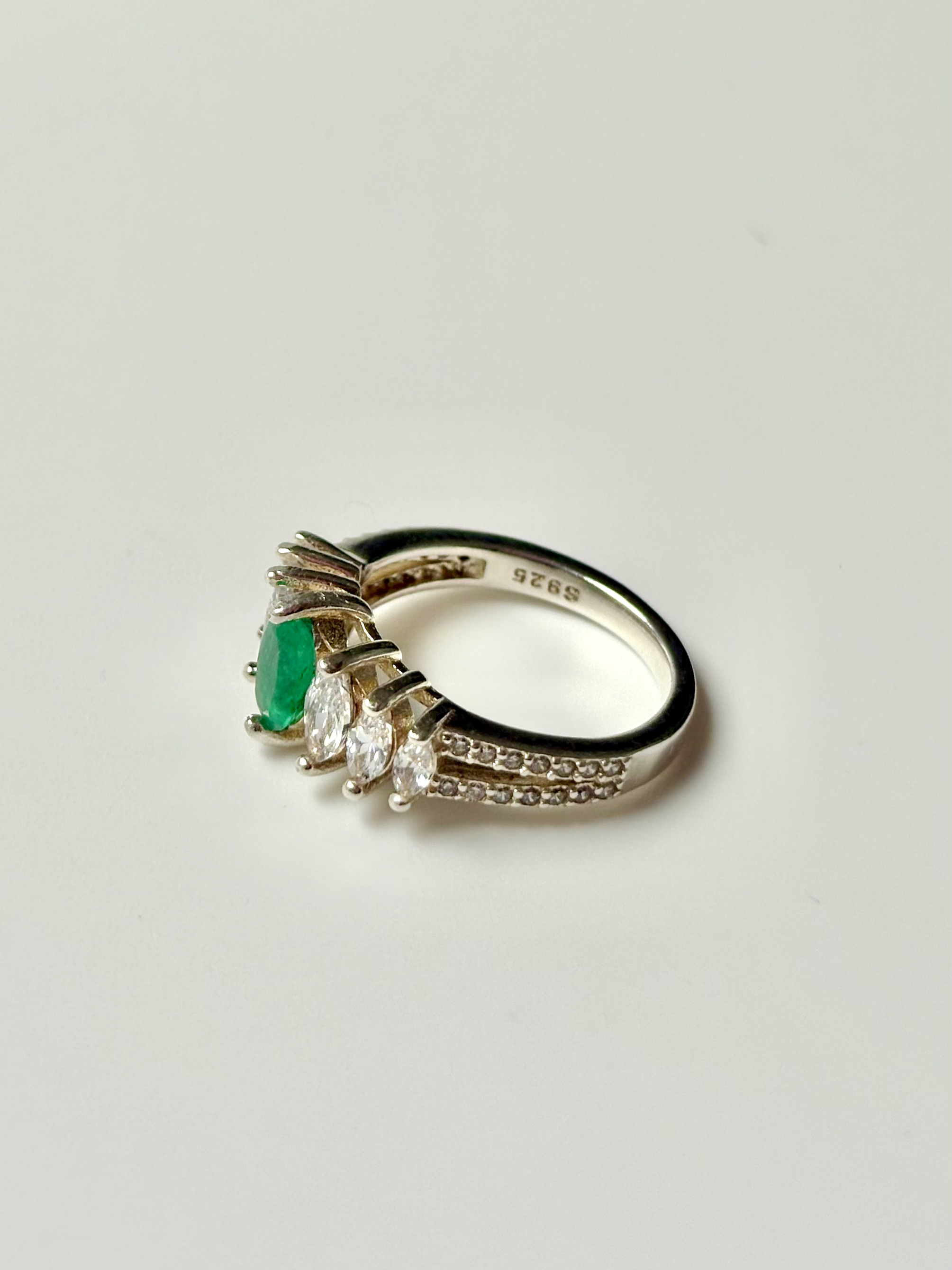 Anillo Esmeralda Ovalada y Circones -Plata
