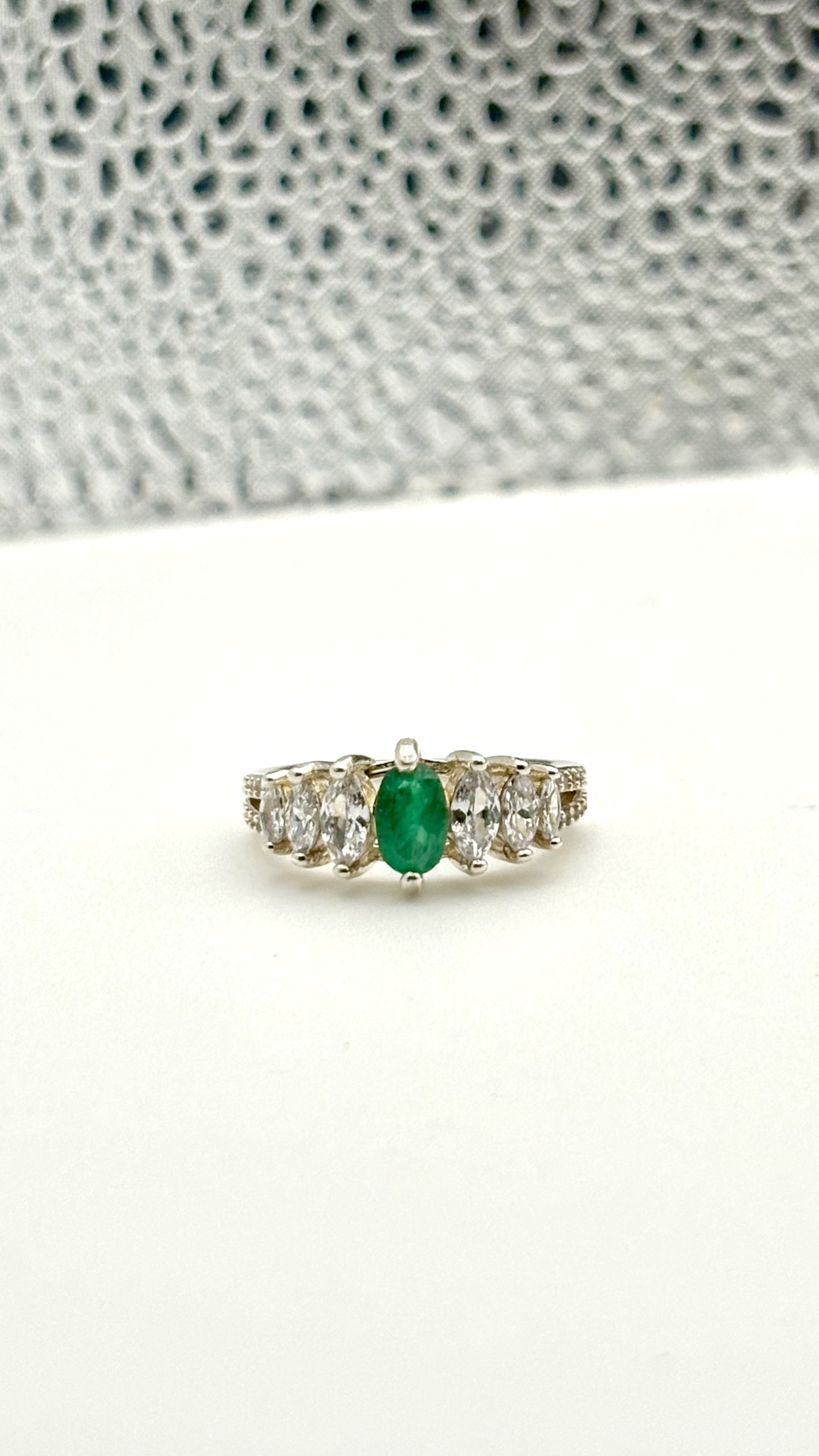 Anillo Esmeralda Ovalada y Circones -Plata