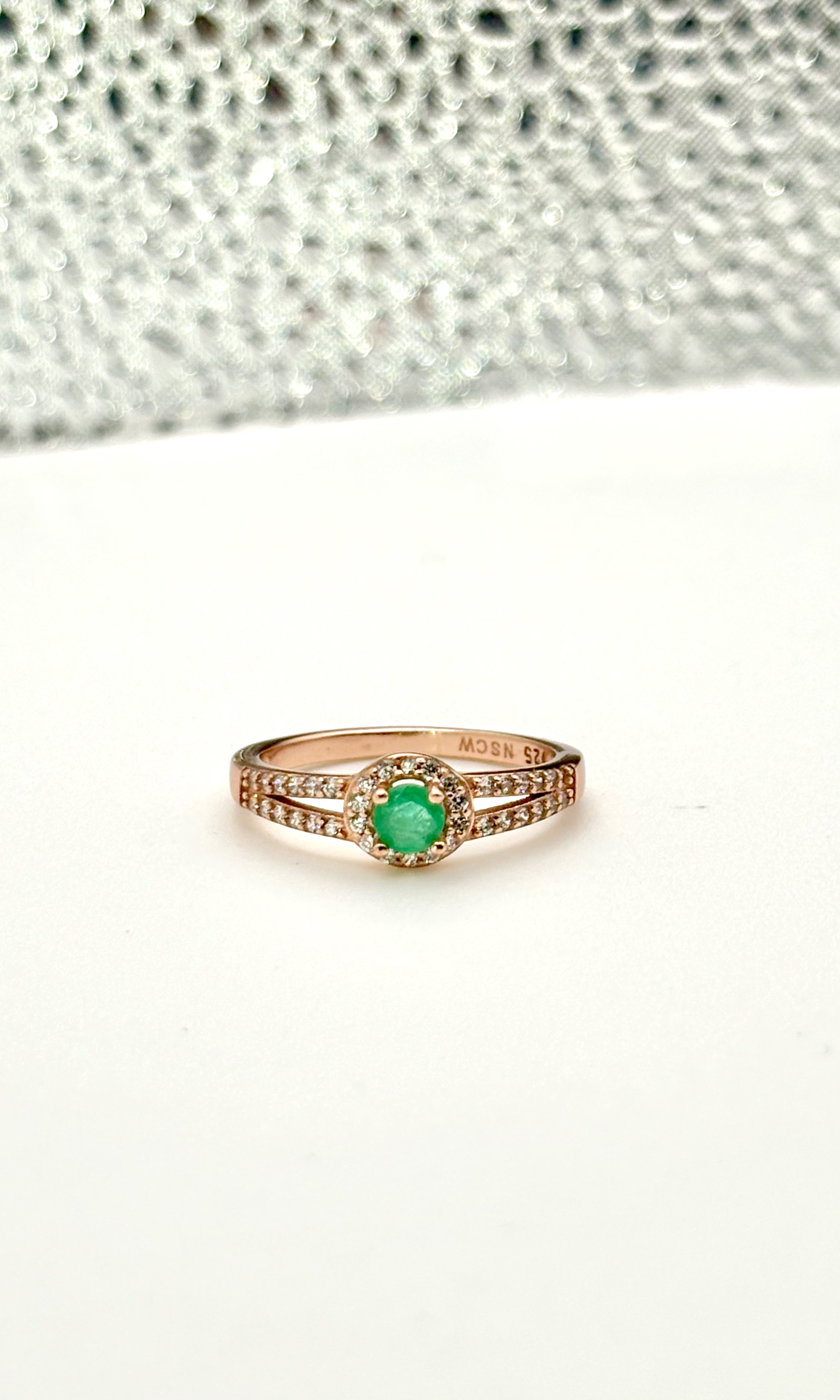 Anillo Oro Rosa Con Esmeralda