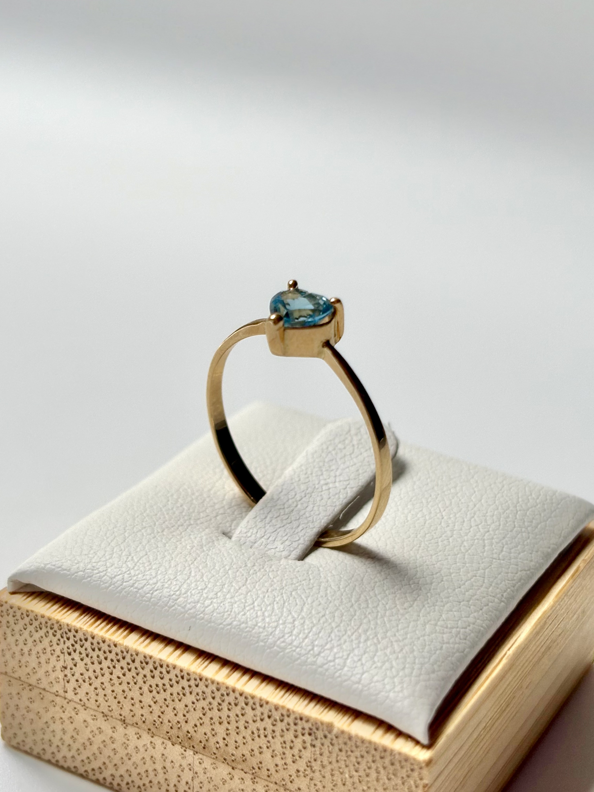 Anillo Topacio Corazón Azul