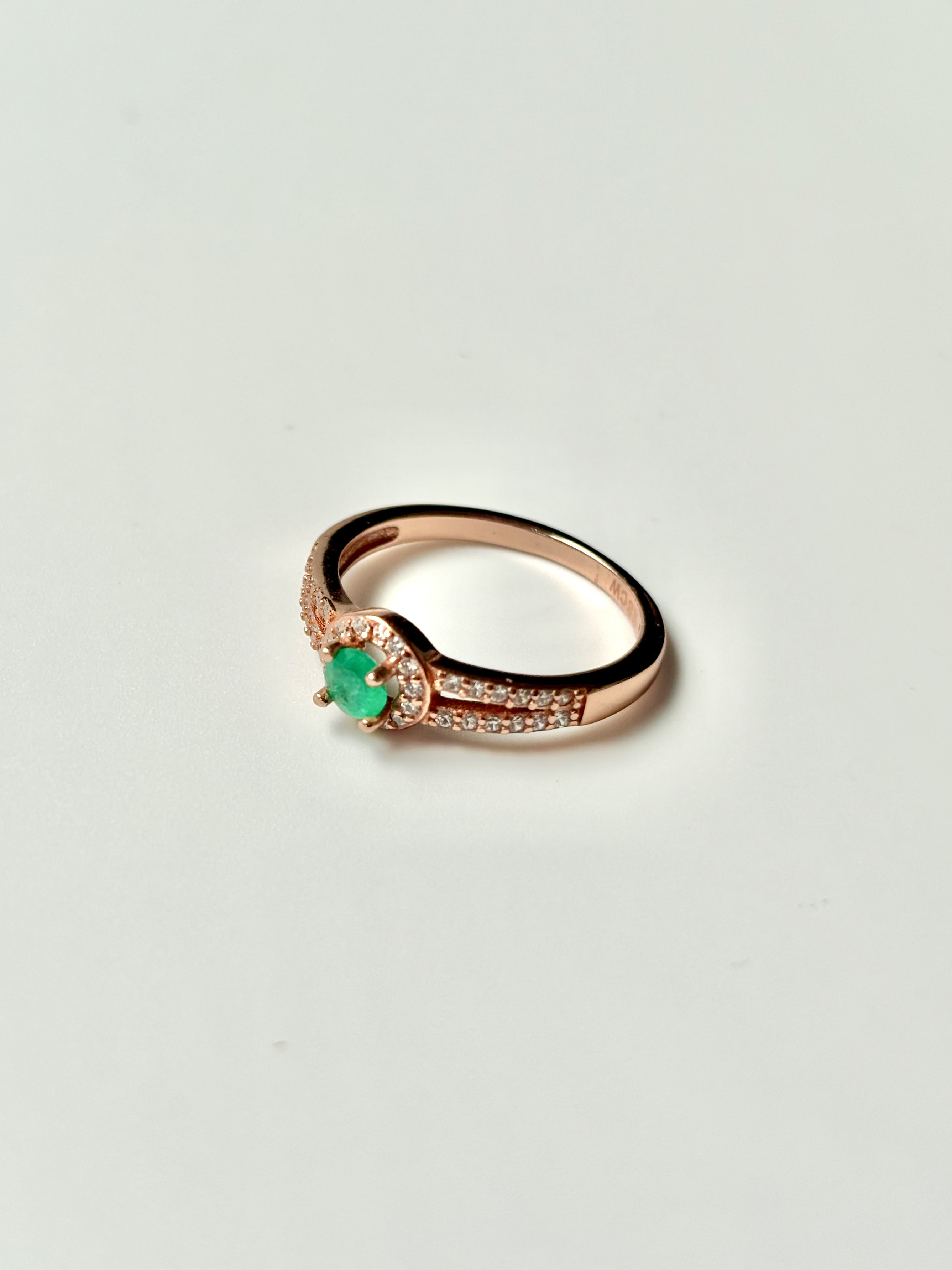 Anillo Oro Rosa Con Esmeralda