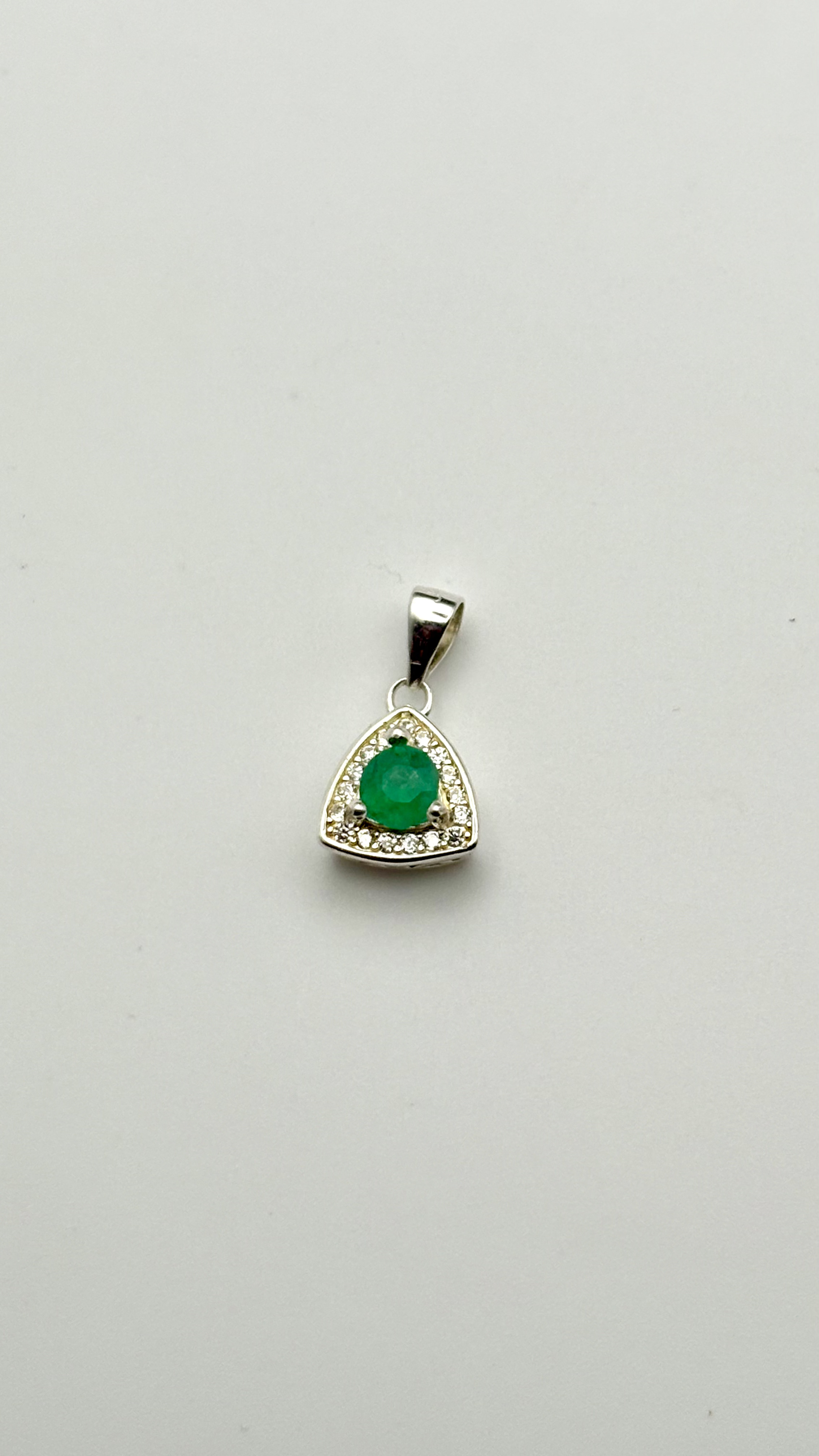 Dije Triangular Con Esmeralda