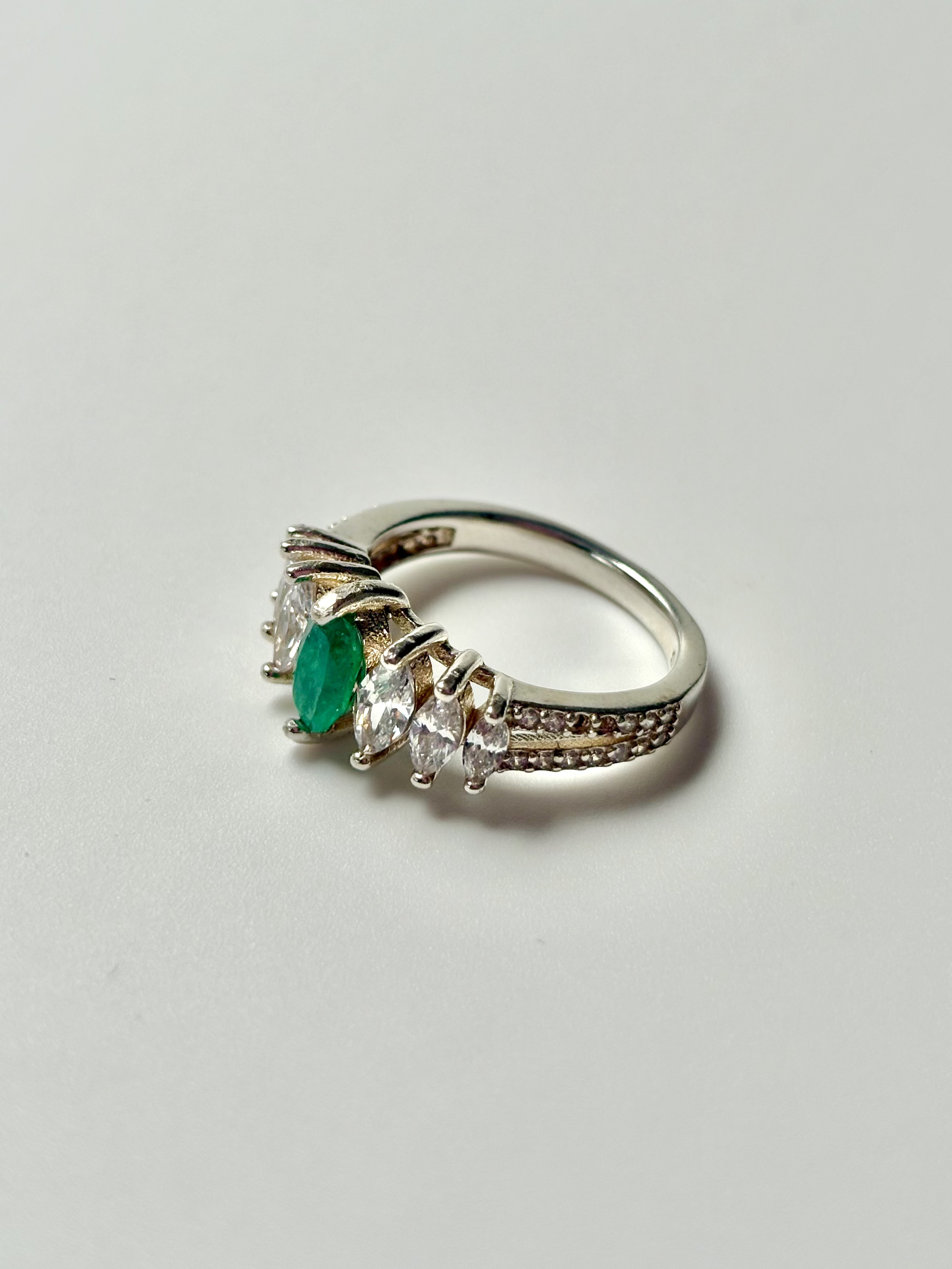 Anillo Esmeralda Ovalada y Circones -Plata